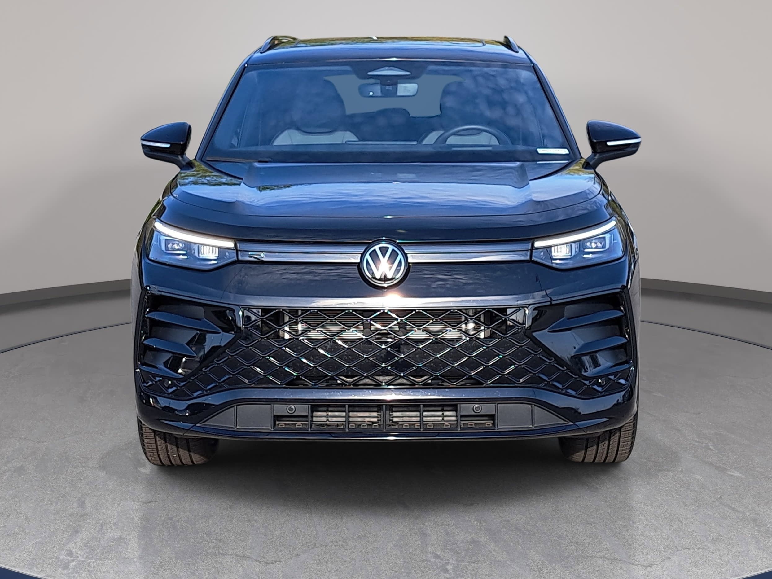 2025 Volkswagen Tiguan SE R-Line Black