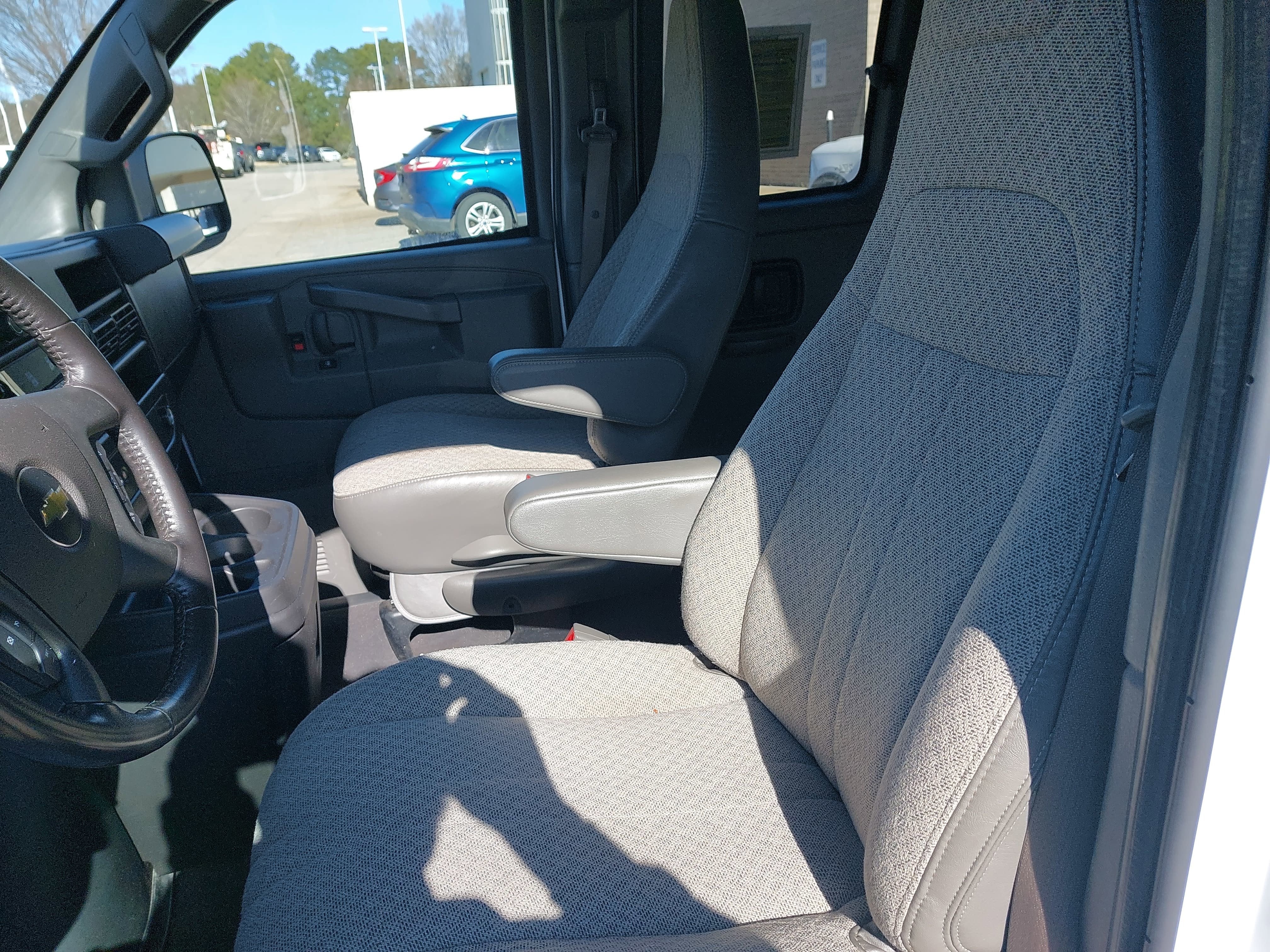 2022 Chevrolet Express Passenger LT