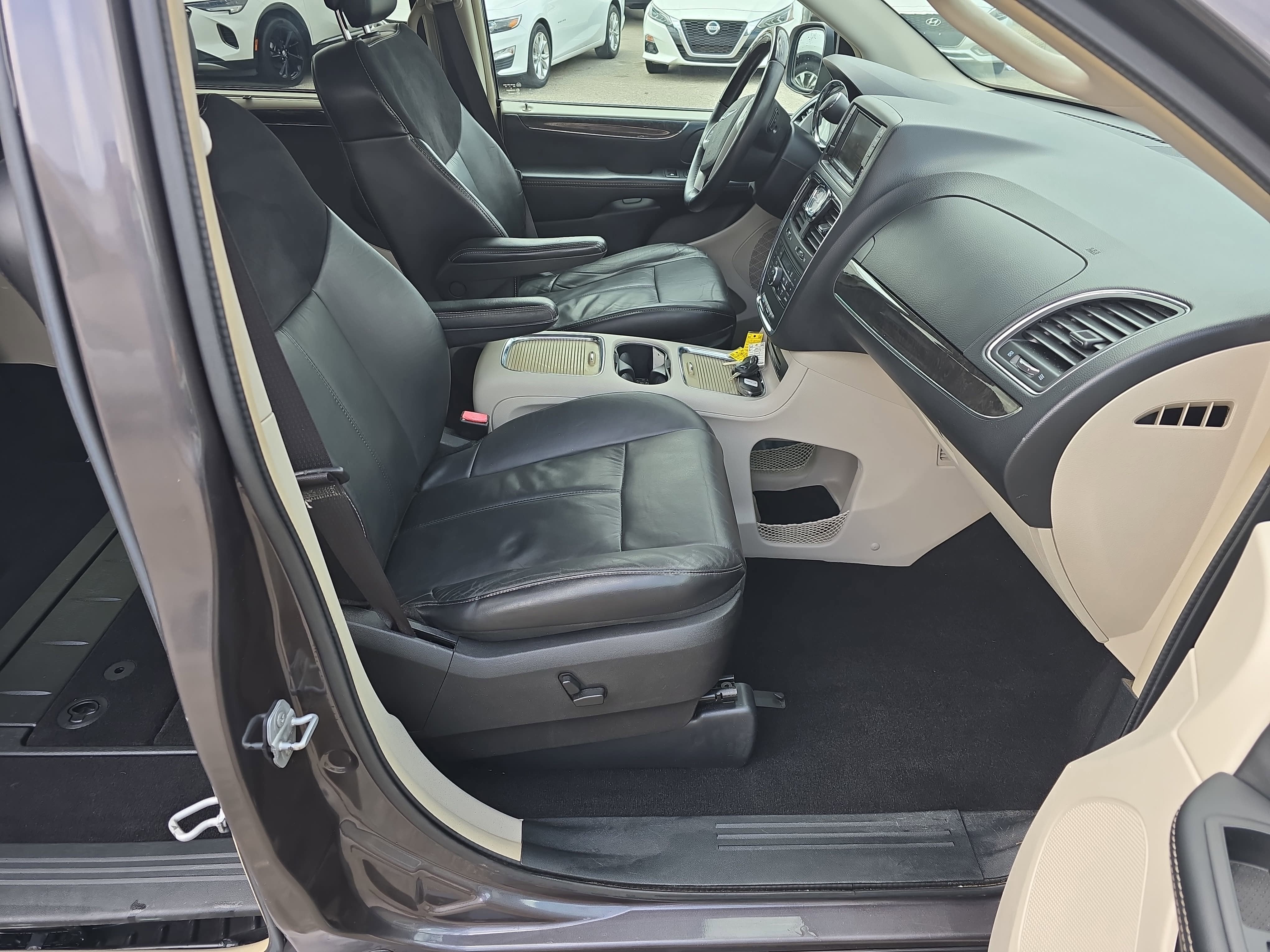 2016 Chrysler Town & Country Limited Platinum