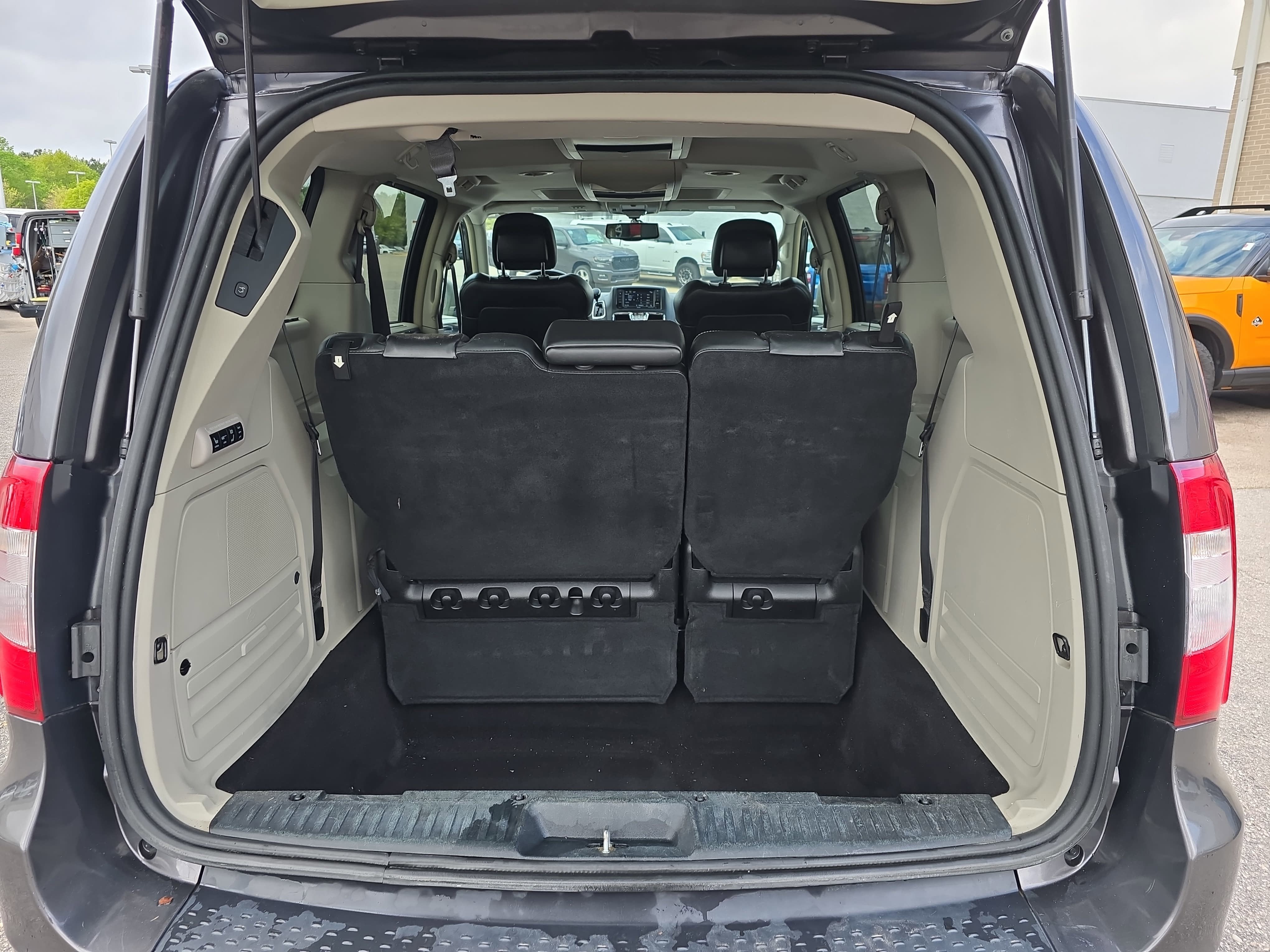2016 Chrysler Town & Country Limited Platinum