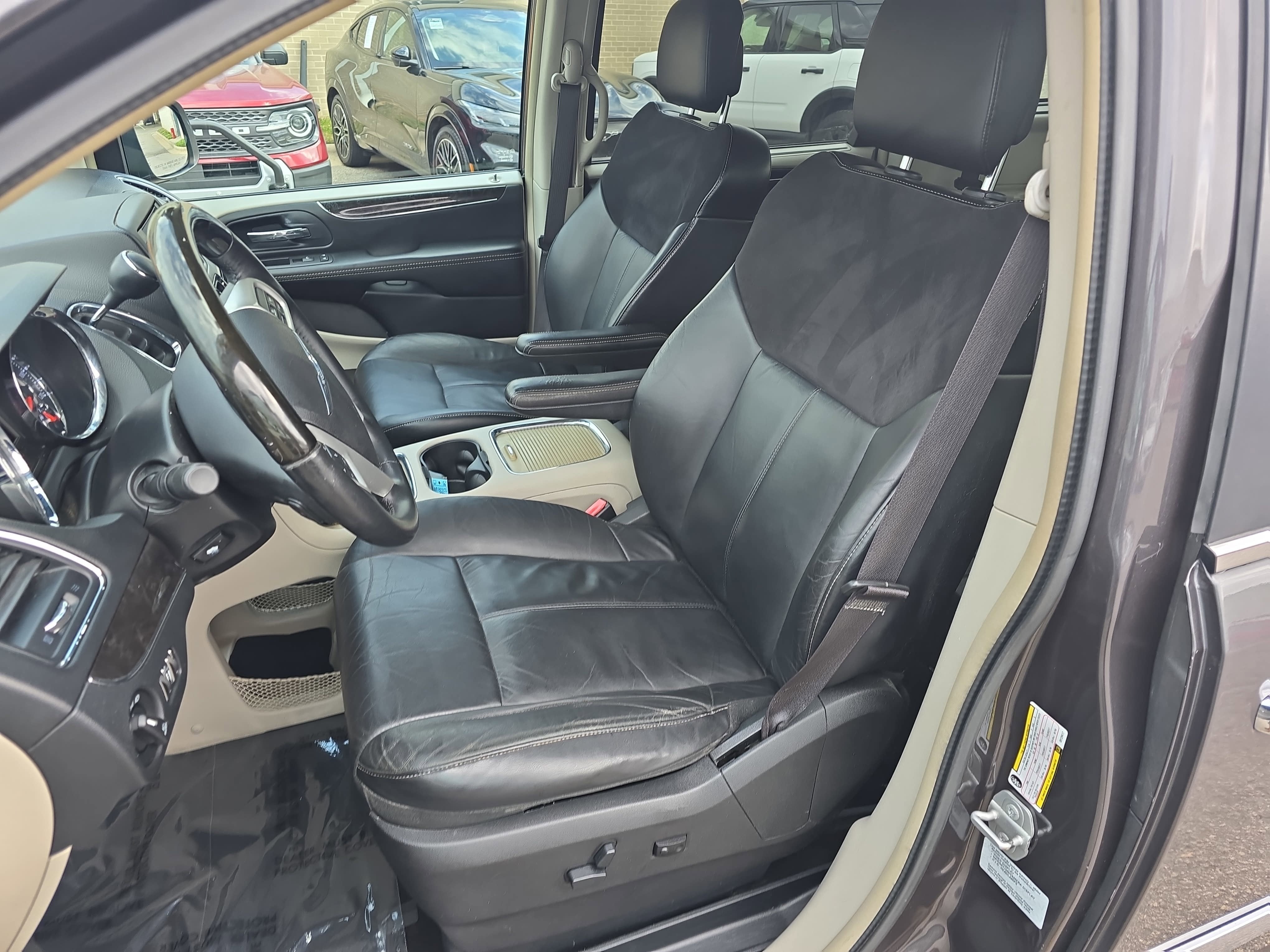2016 Chrysler Town & Country Limited Platinum