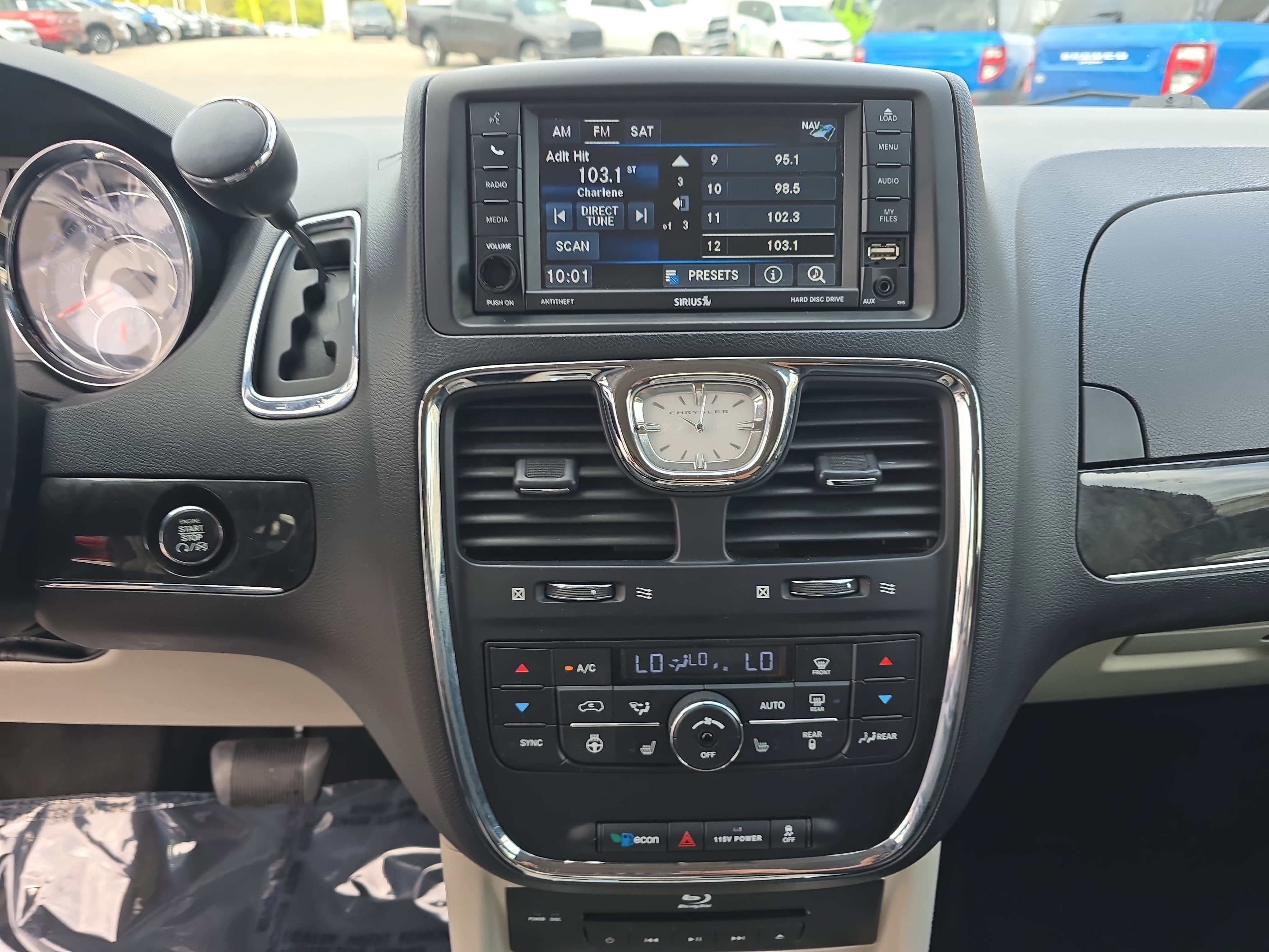 2016 Chrysler Town & Country Limited Platinum