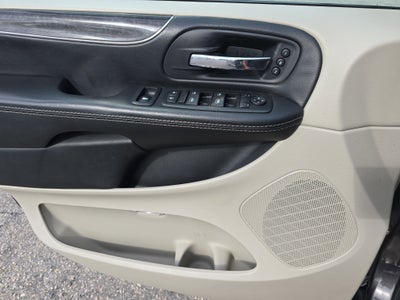 2016 Chrysler Town & Country Limited Platinum