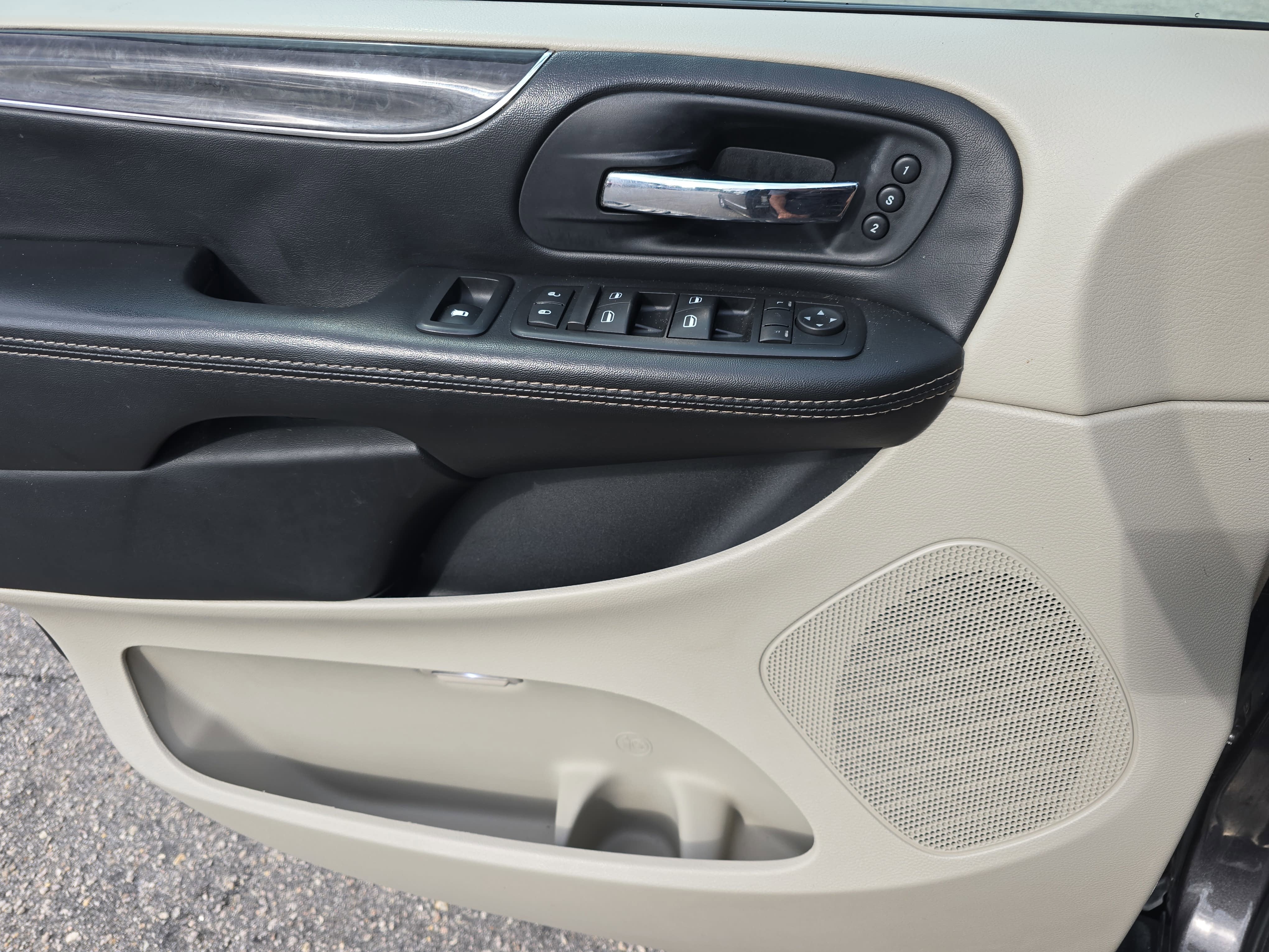 2016 Chrysler Town & Country Limited Platinum