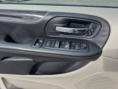 2016 Chrysler Town & Country Limited Platinum