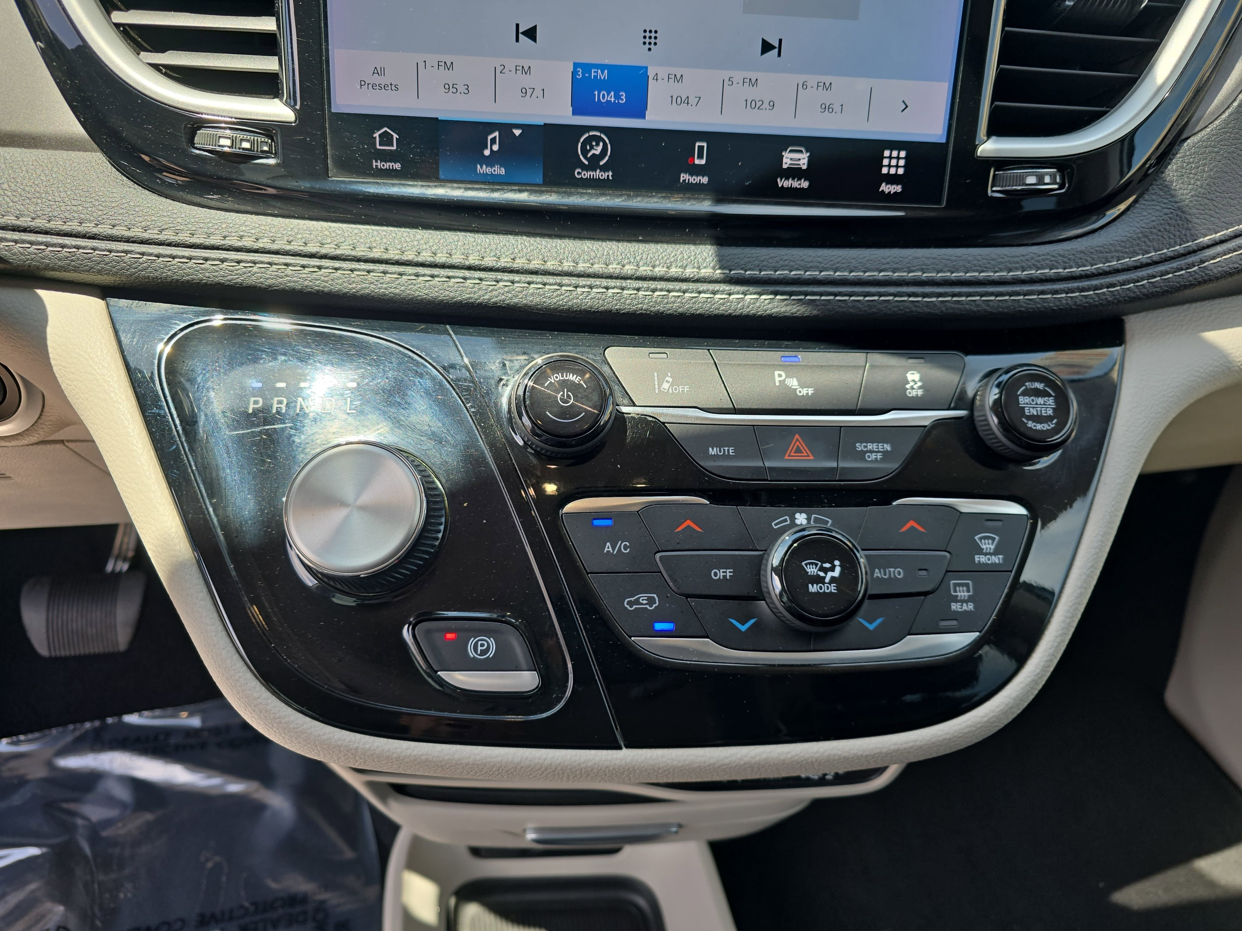 2023 Chrysler Pacifica Hybrid Touring L