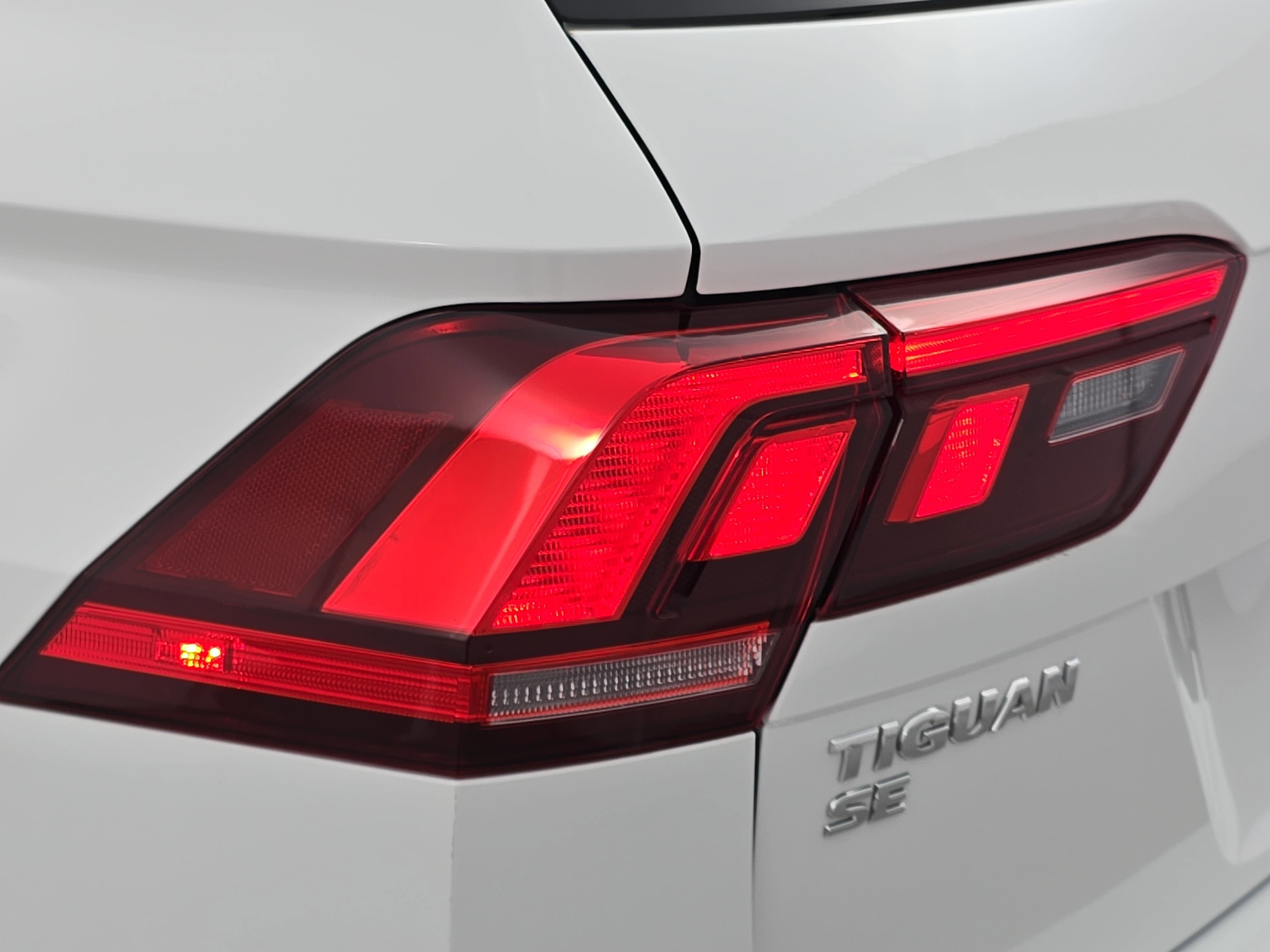 2020 Volkswagen Tiguan SE R-Line Black