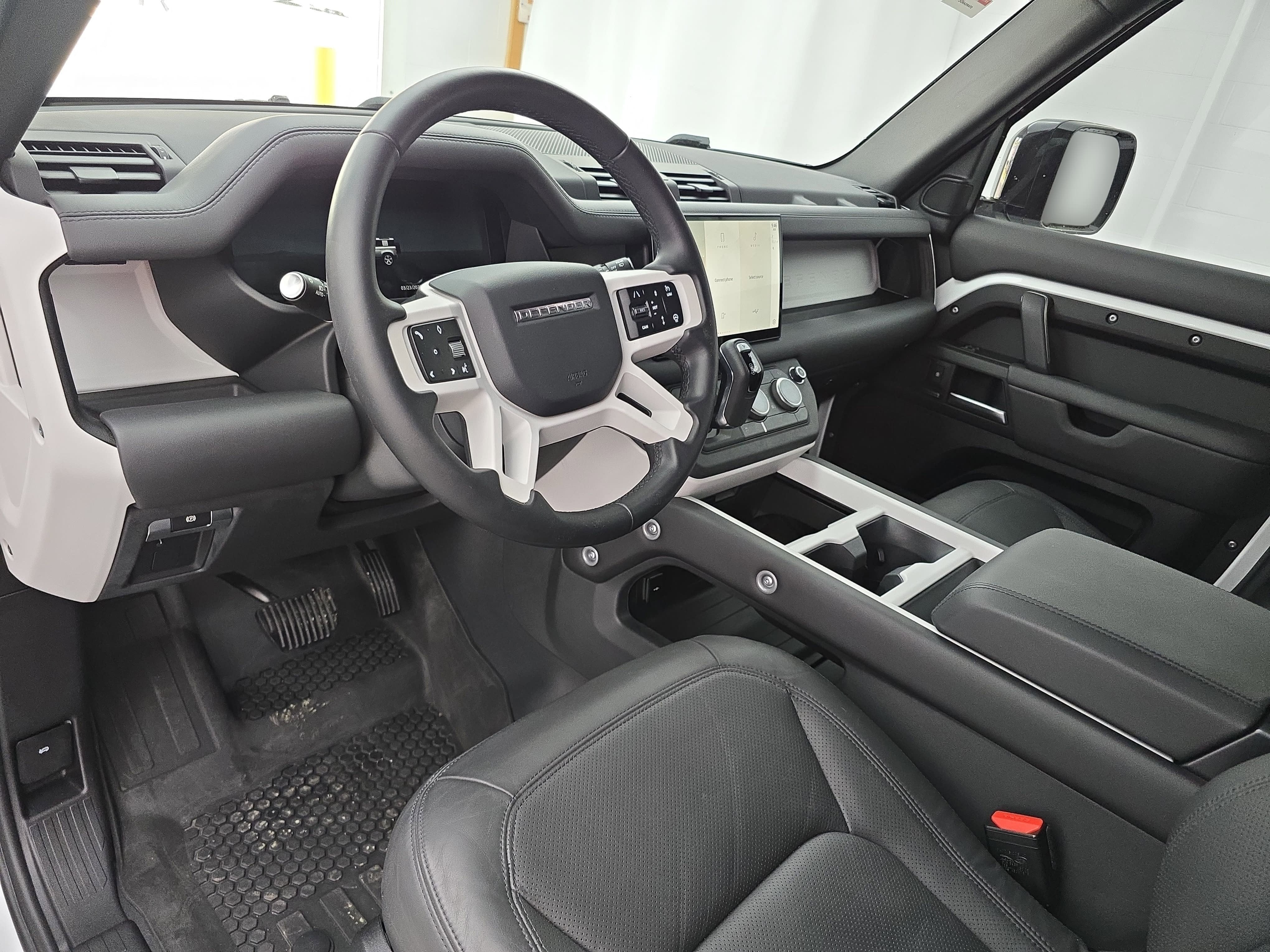 2025 Land Rover Defender X-Dynamic SE
