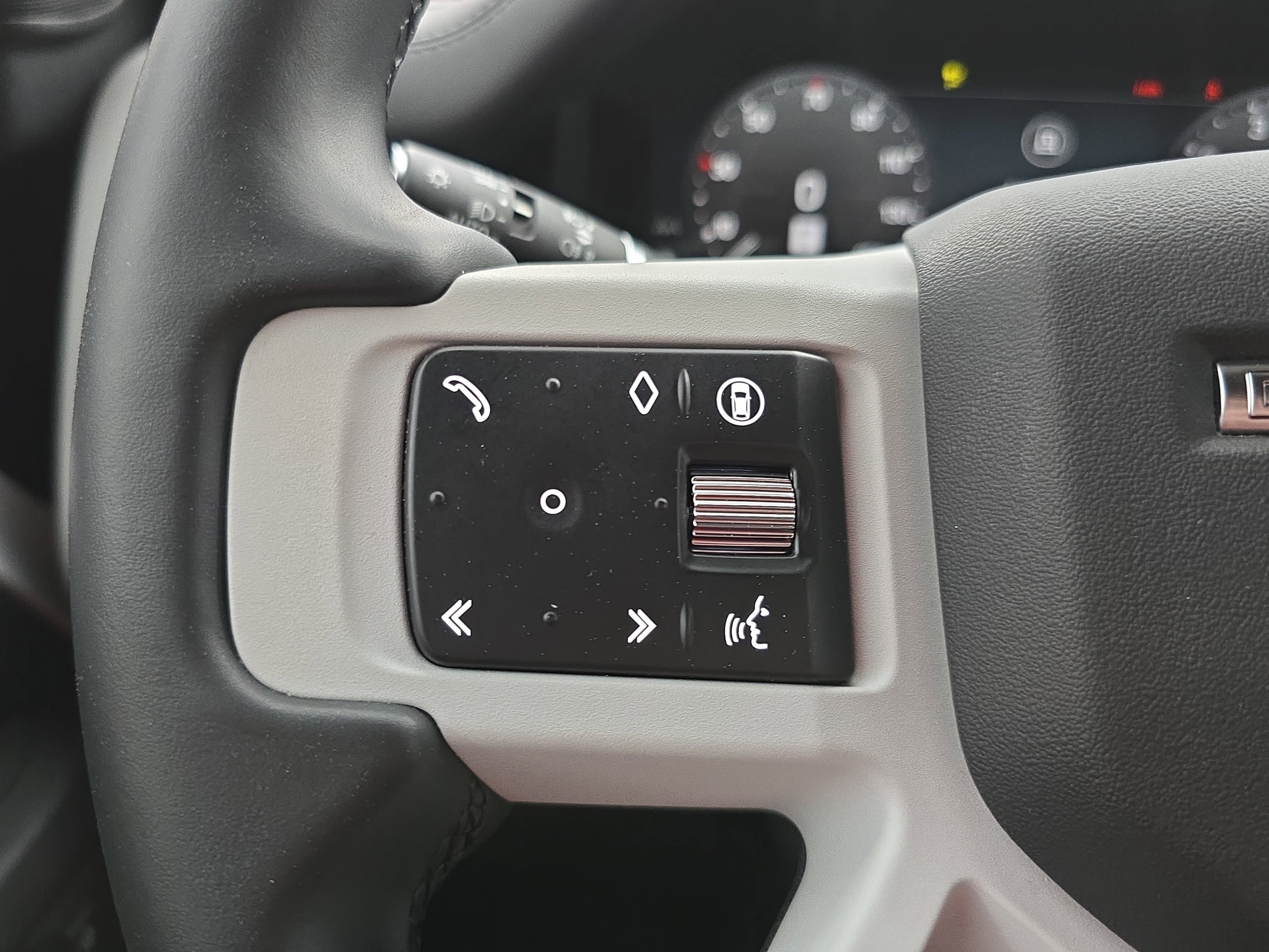 2025 Land Rover Defender X-Dynamic SE