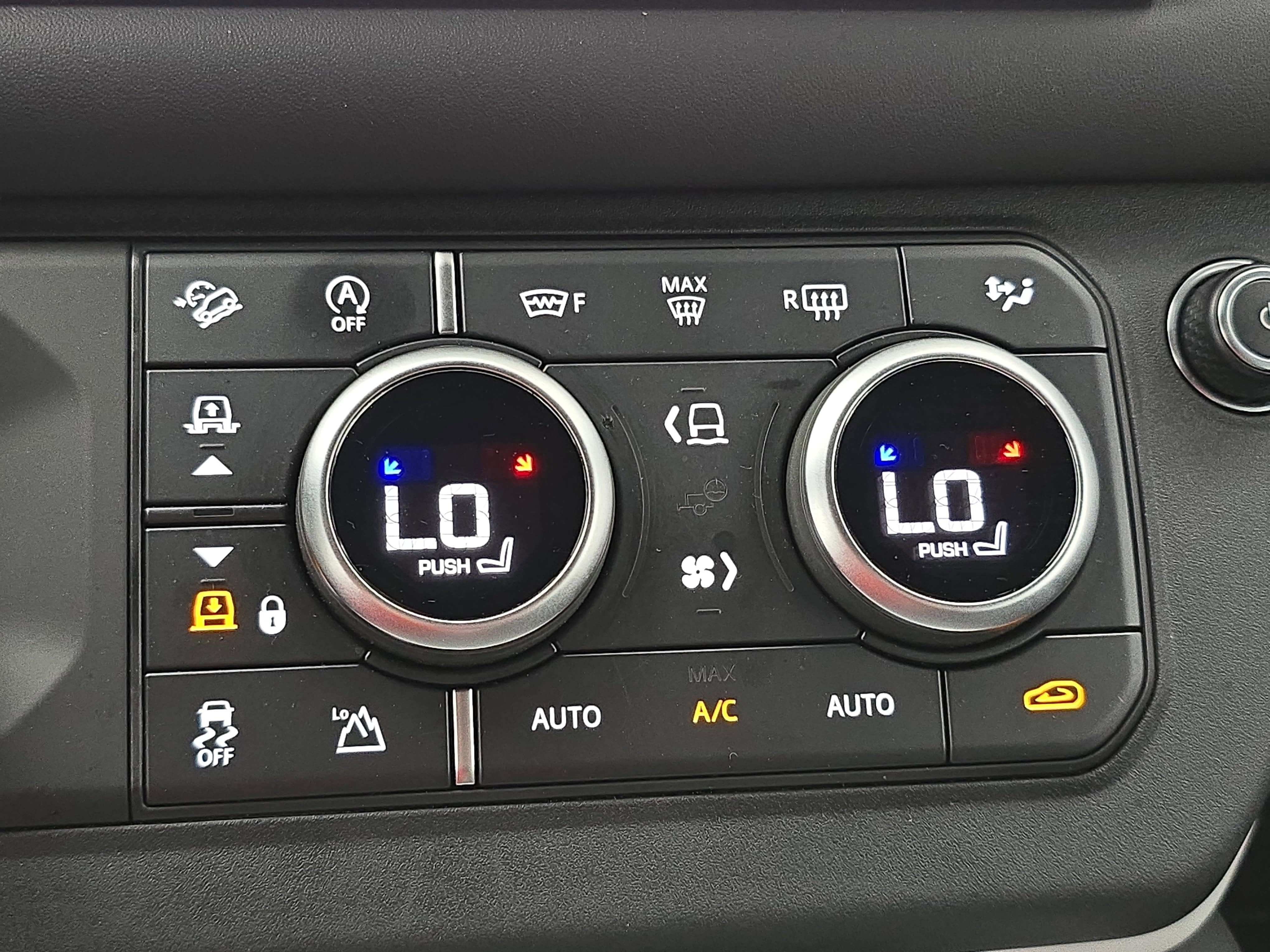 2025 Land Rover Defender X-Dynamic SE