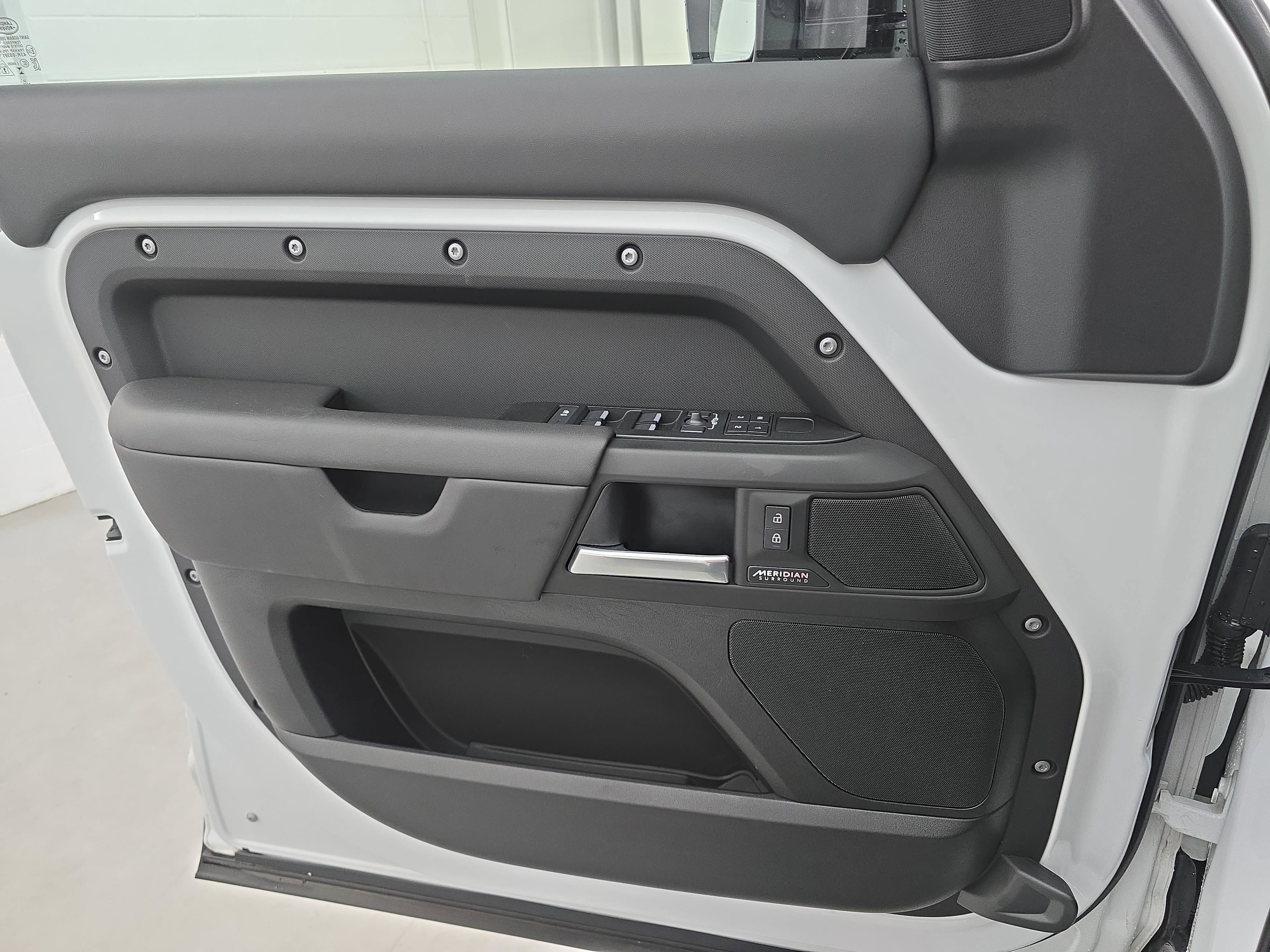 2025 Land Rover Defender X-Dynamic SE