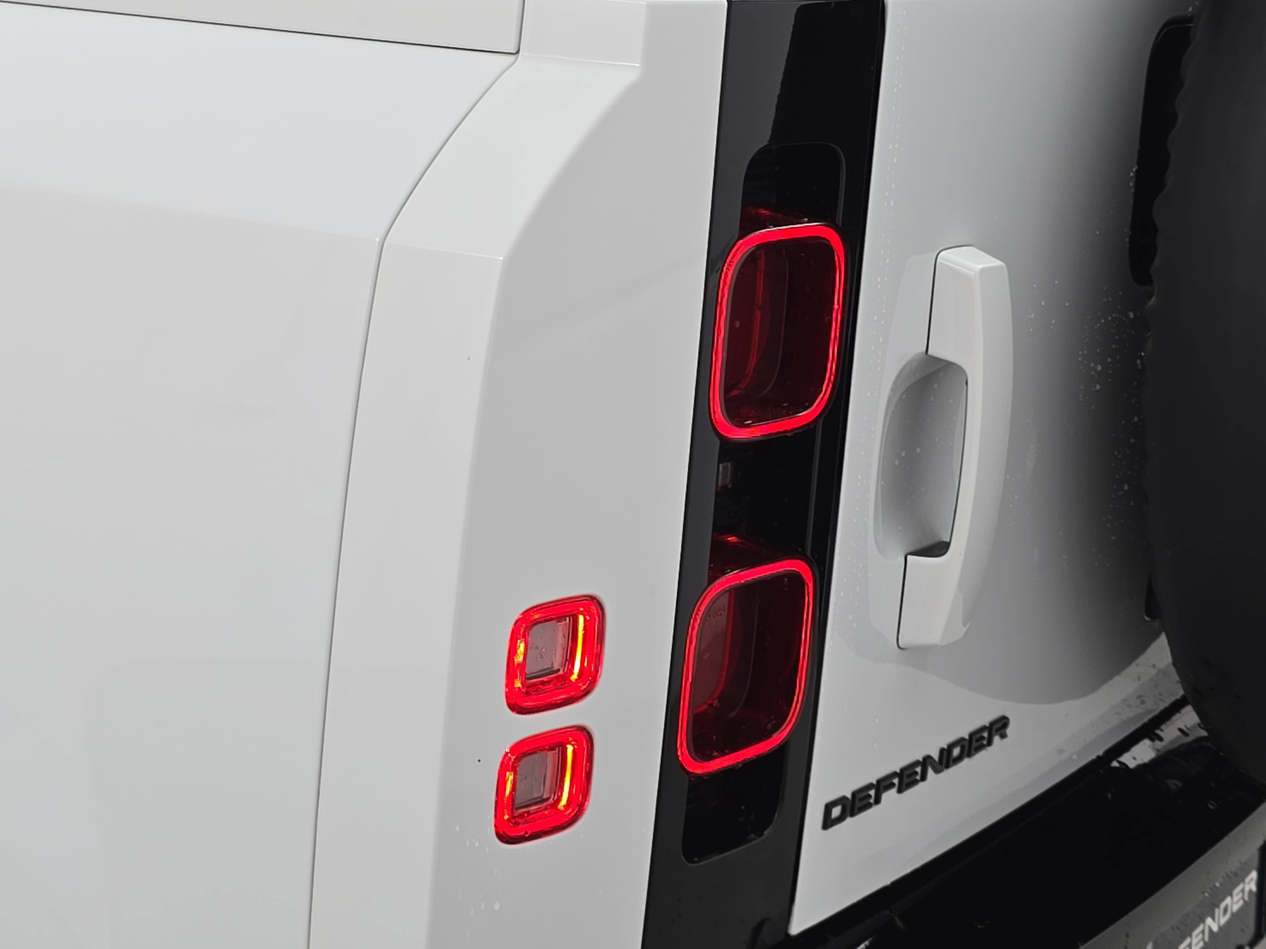 2025 Land Rover Defender X-Dynamic SE
