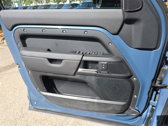 2025 Land Rover Defender X-Dynamic SE