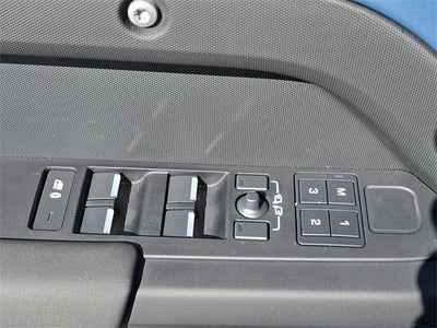 2025 Land Rover Defender X-Dynamic SE