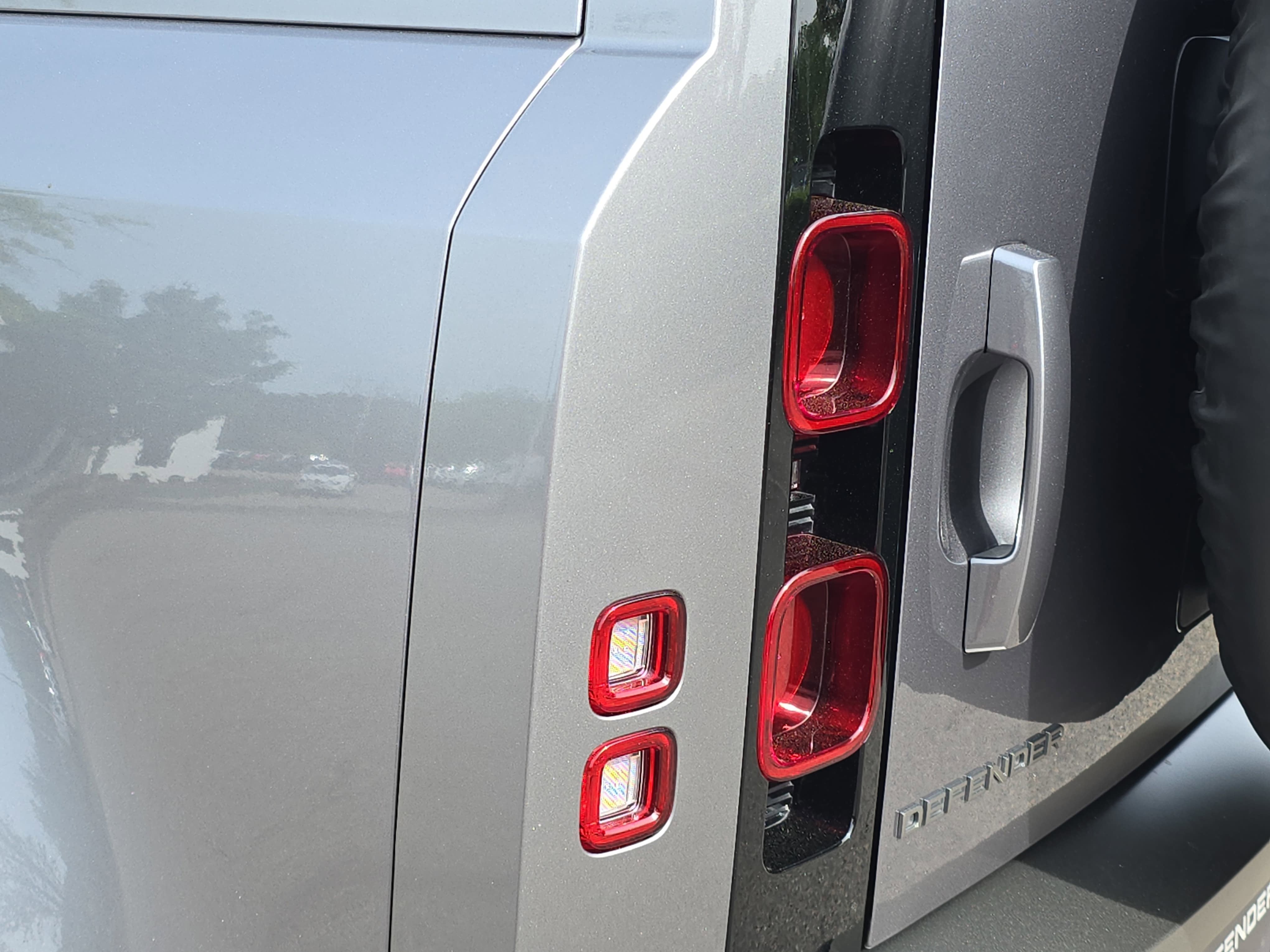 2024 Land Rover Defender X-Dynamic SE