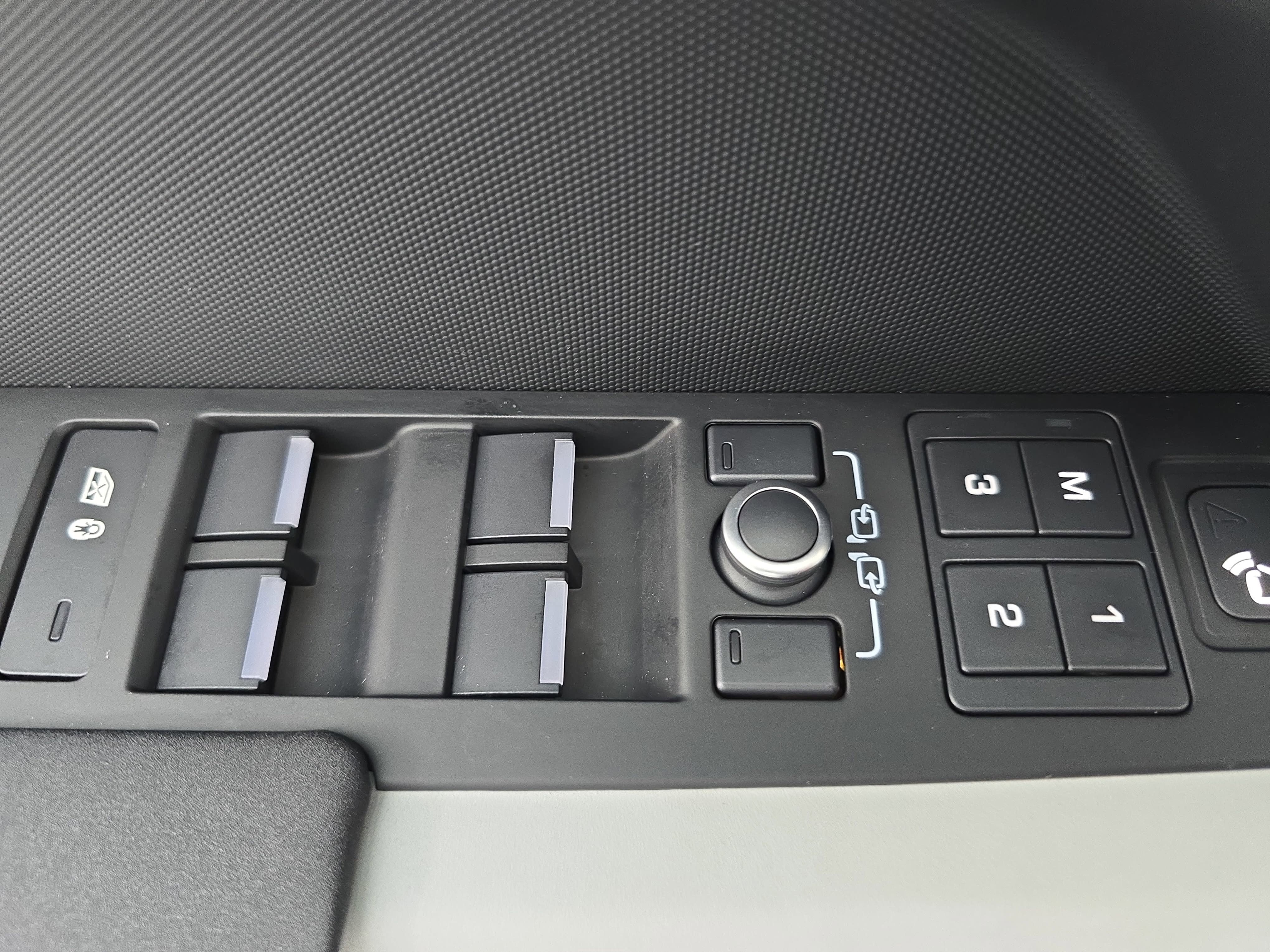 2022 Land Rover Defender X-Dynamic SE