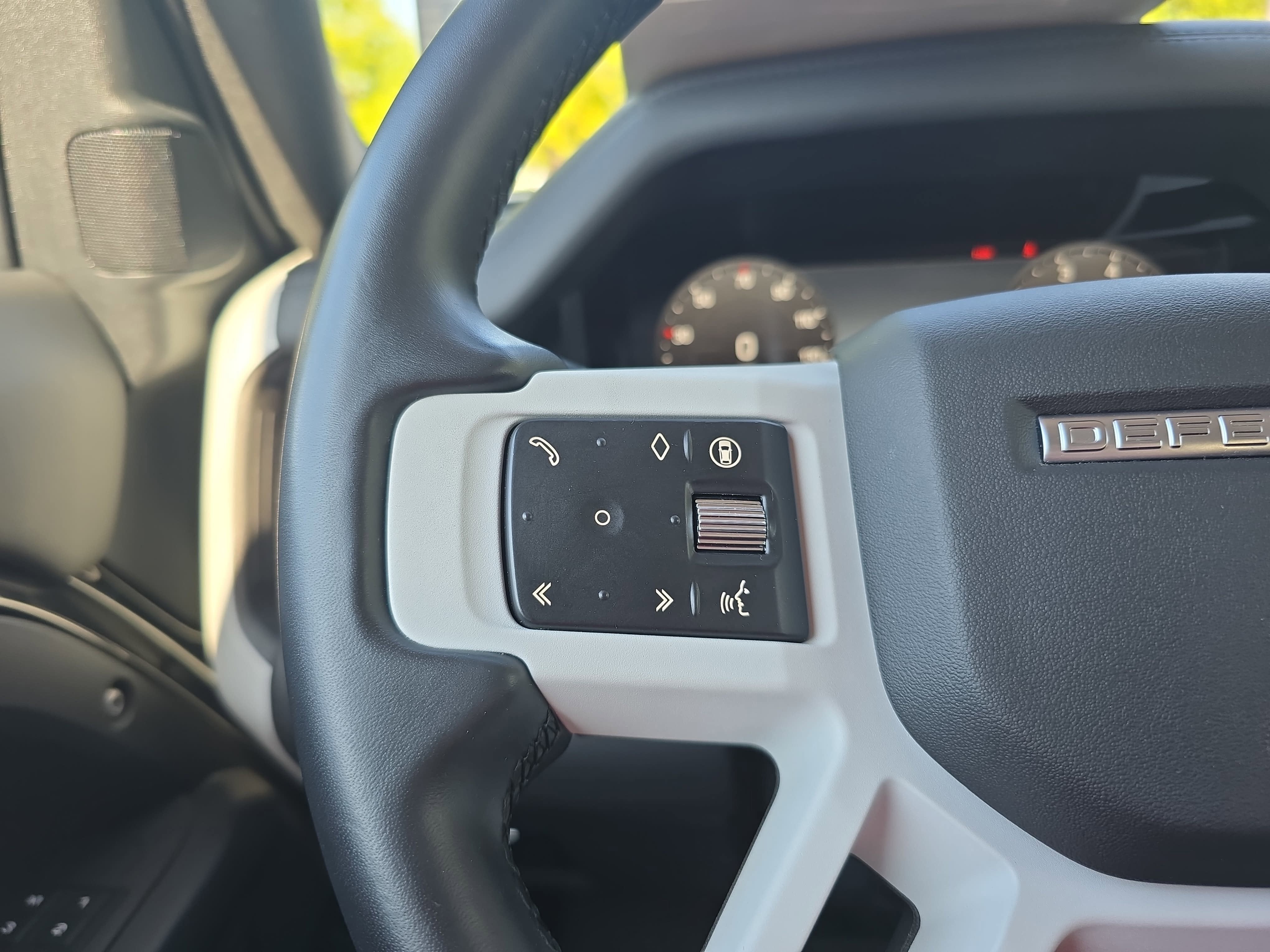 2025 Land Rover Defender X-Dynamic SE