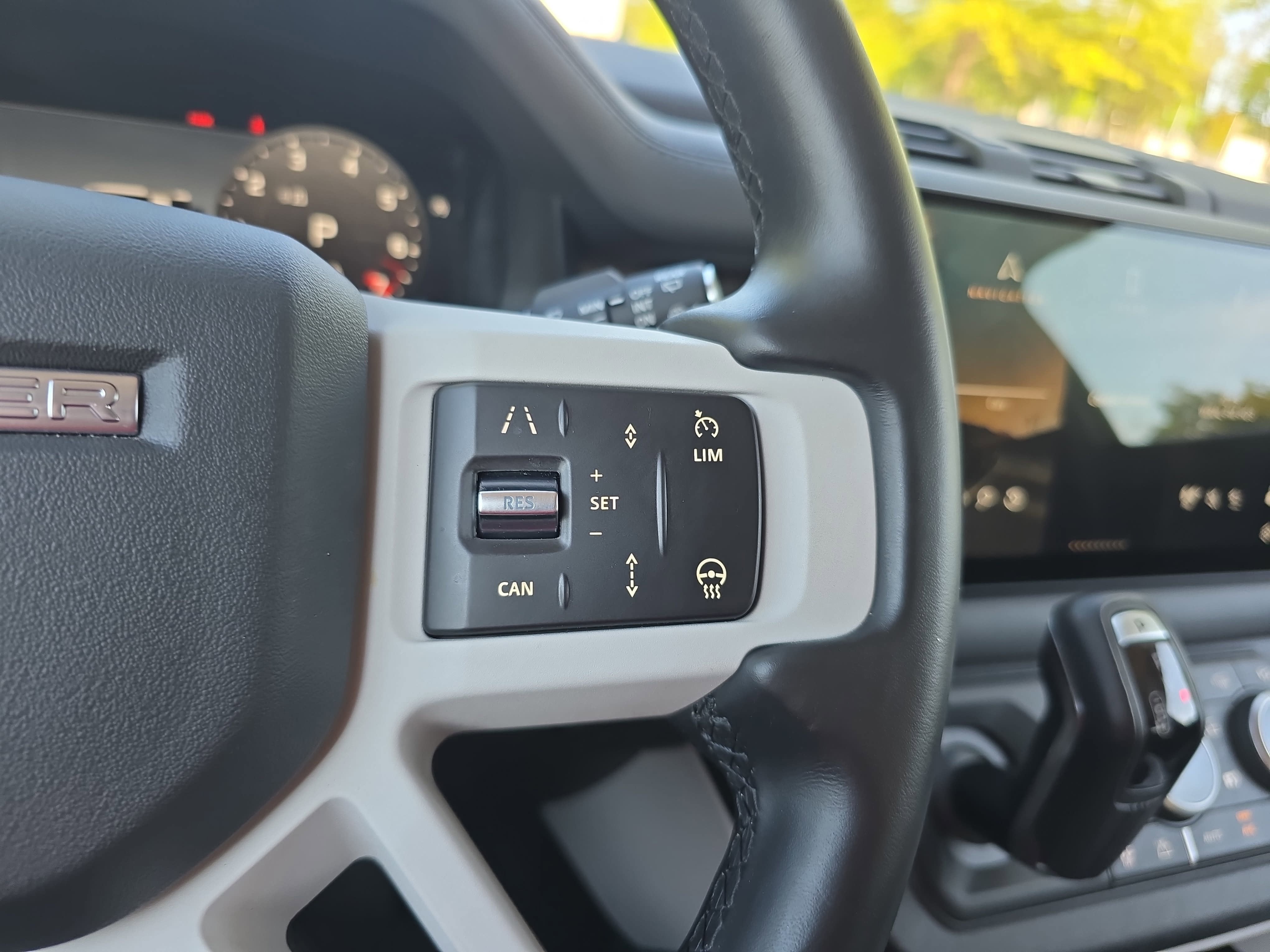 2025 Land Rover Defender X-Dynamic SE