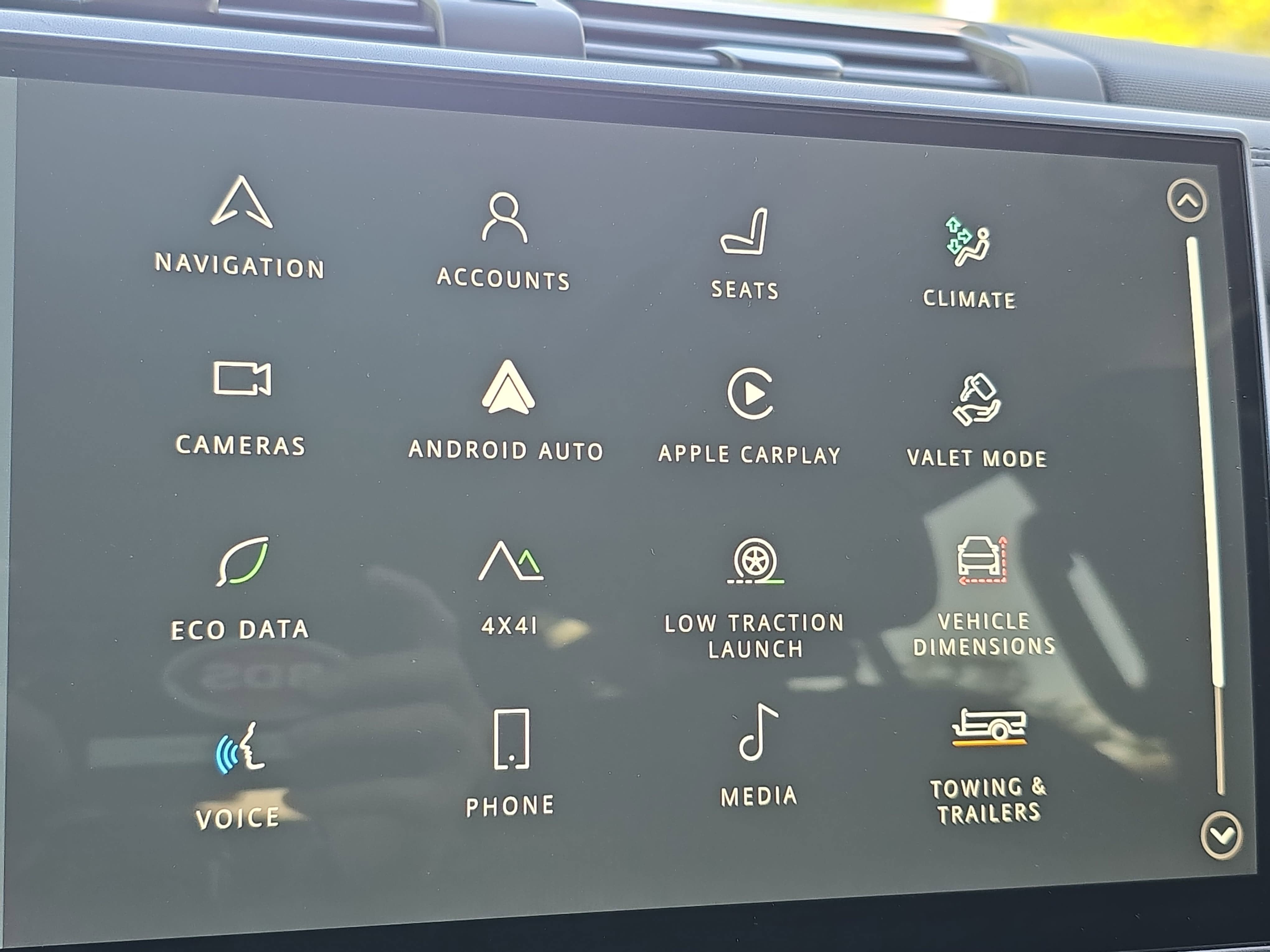 2025 Land Rover Defender X-Dynamic SE
