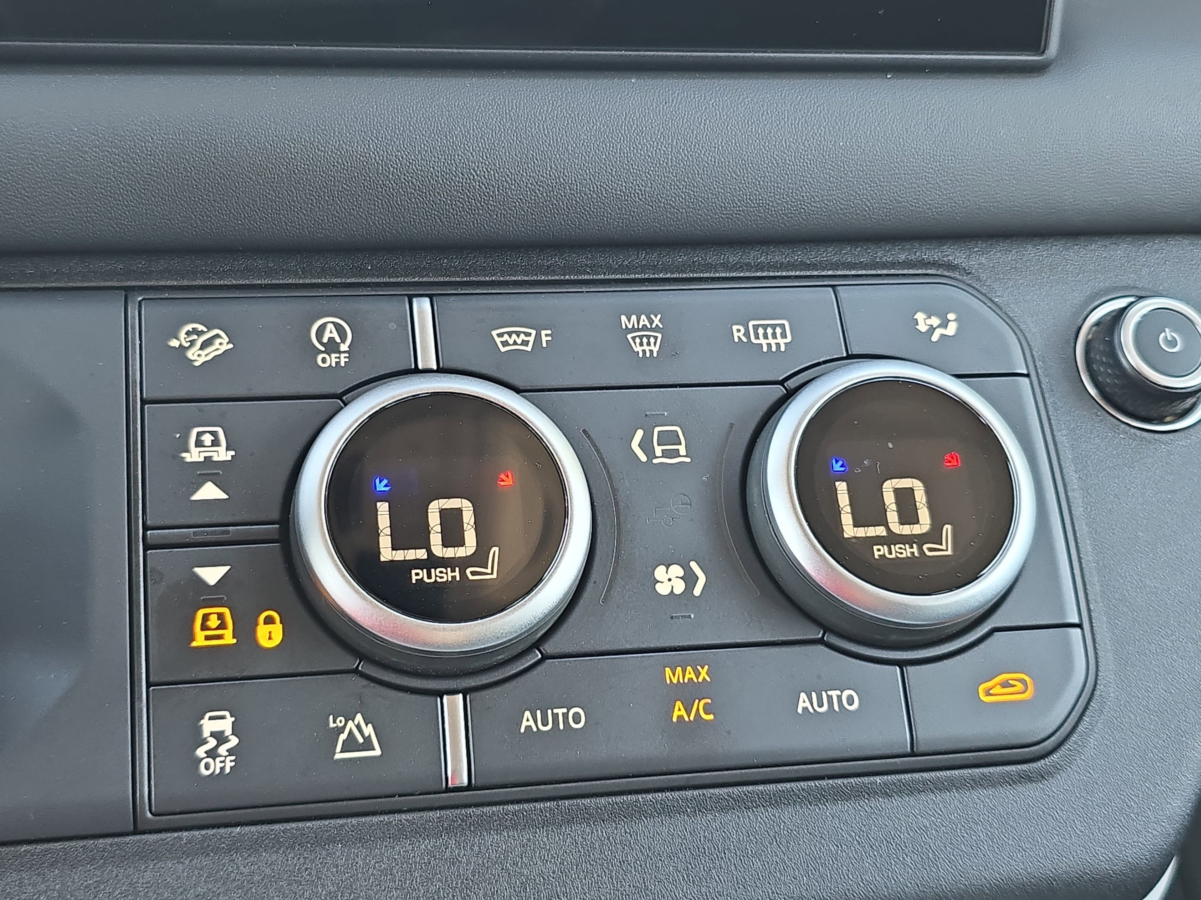2025 Land Rover Defender X-Dynamic SE