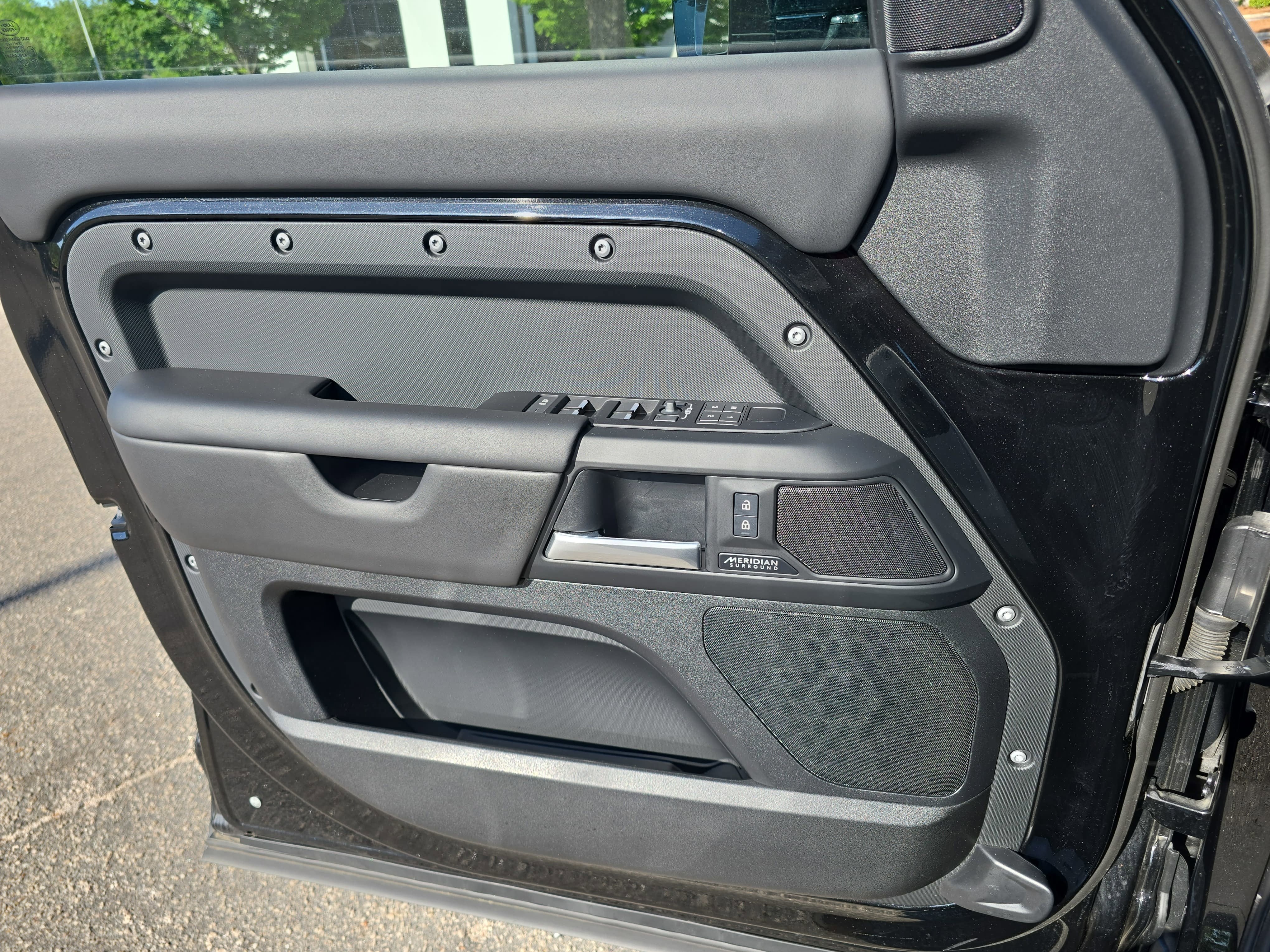 2025 Land Rover Defender X-Dynamic SE