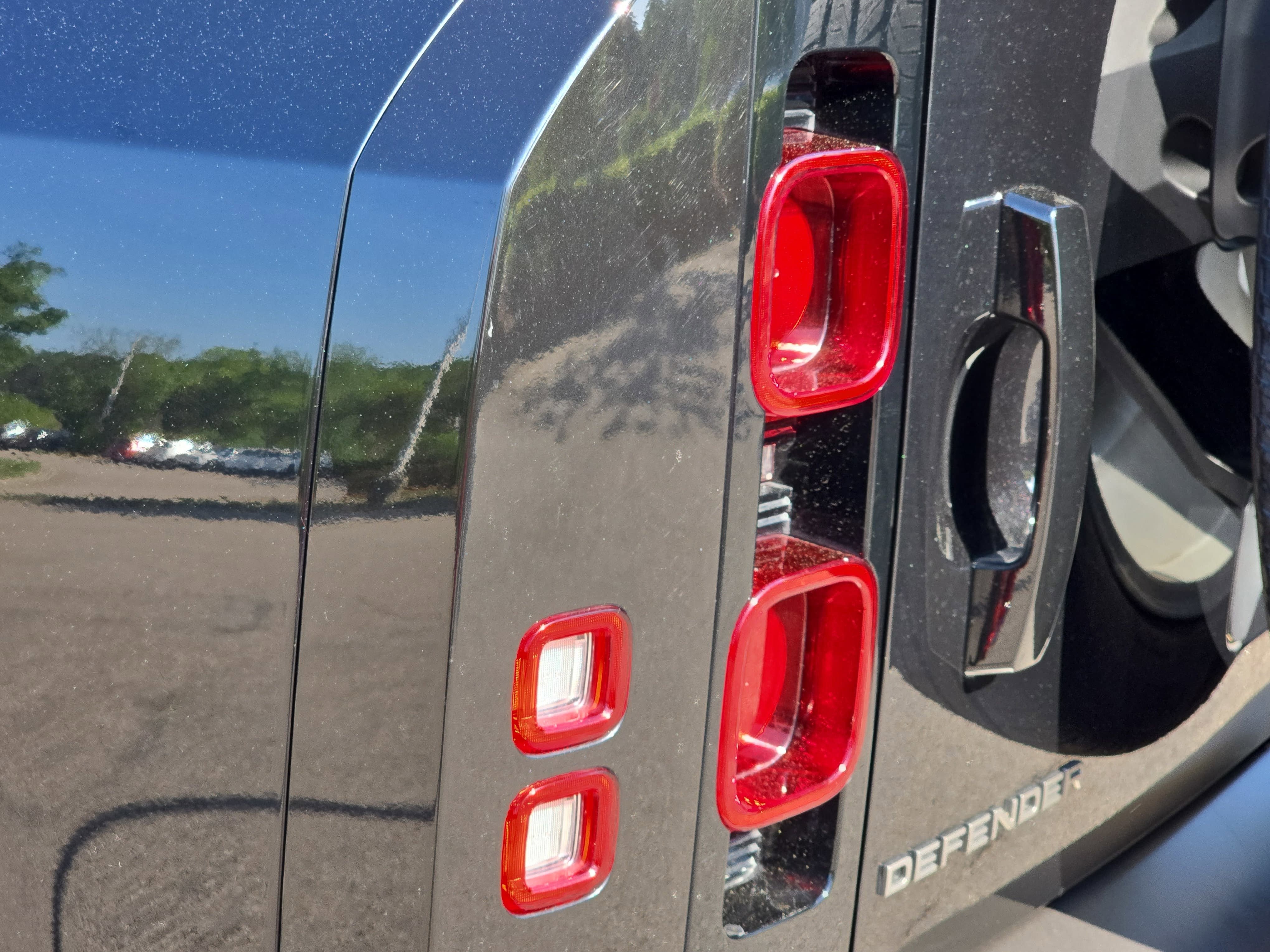 2025 Land Rover Defender X-Dynamic SE