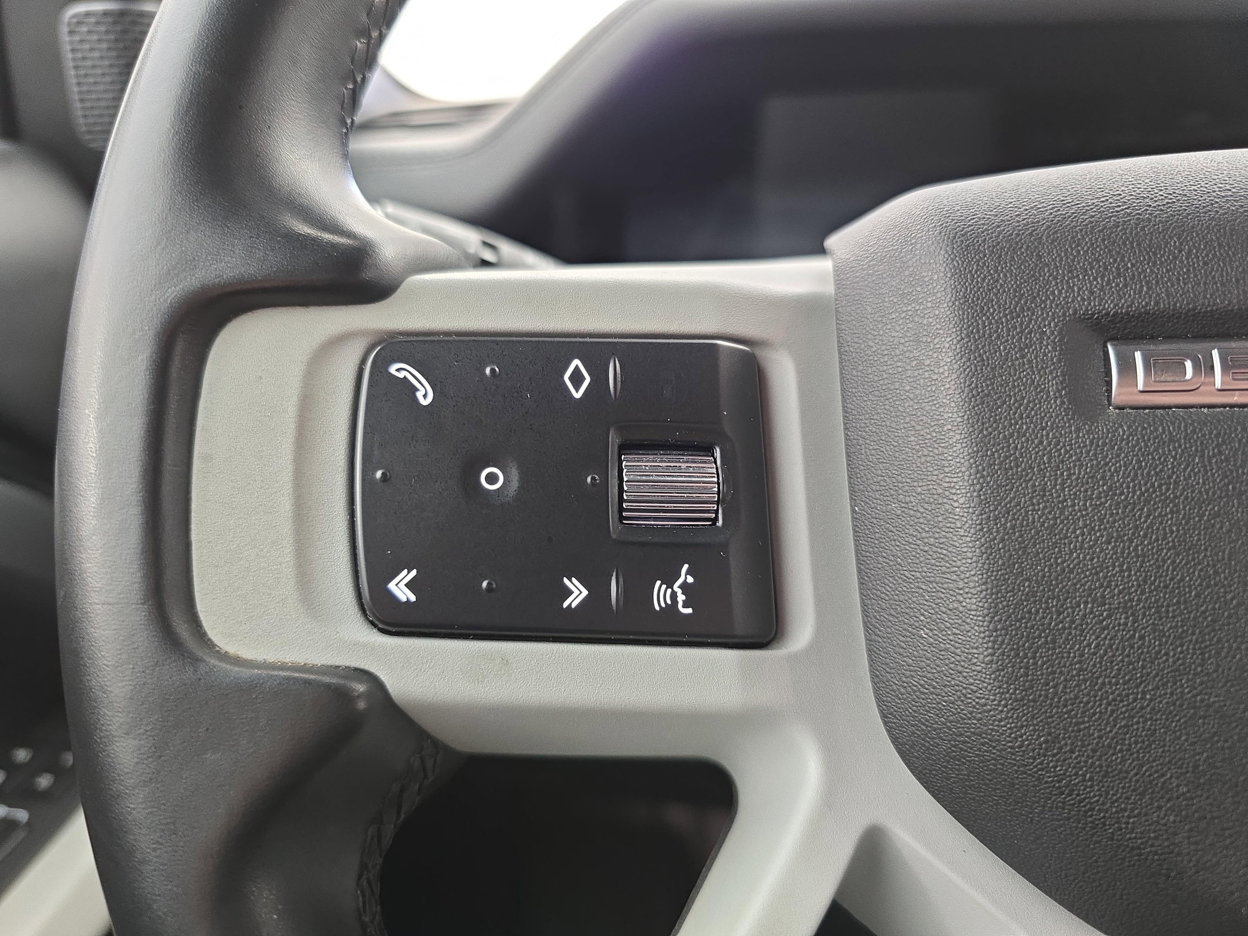 2024 Land Rover Defender SE