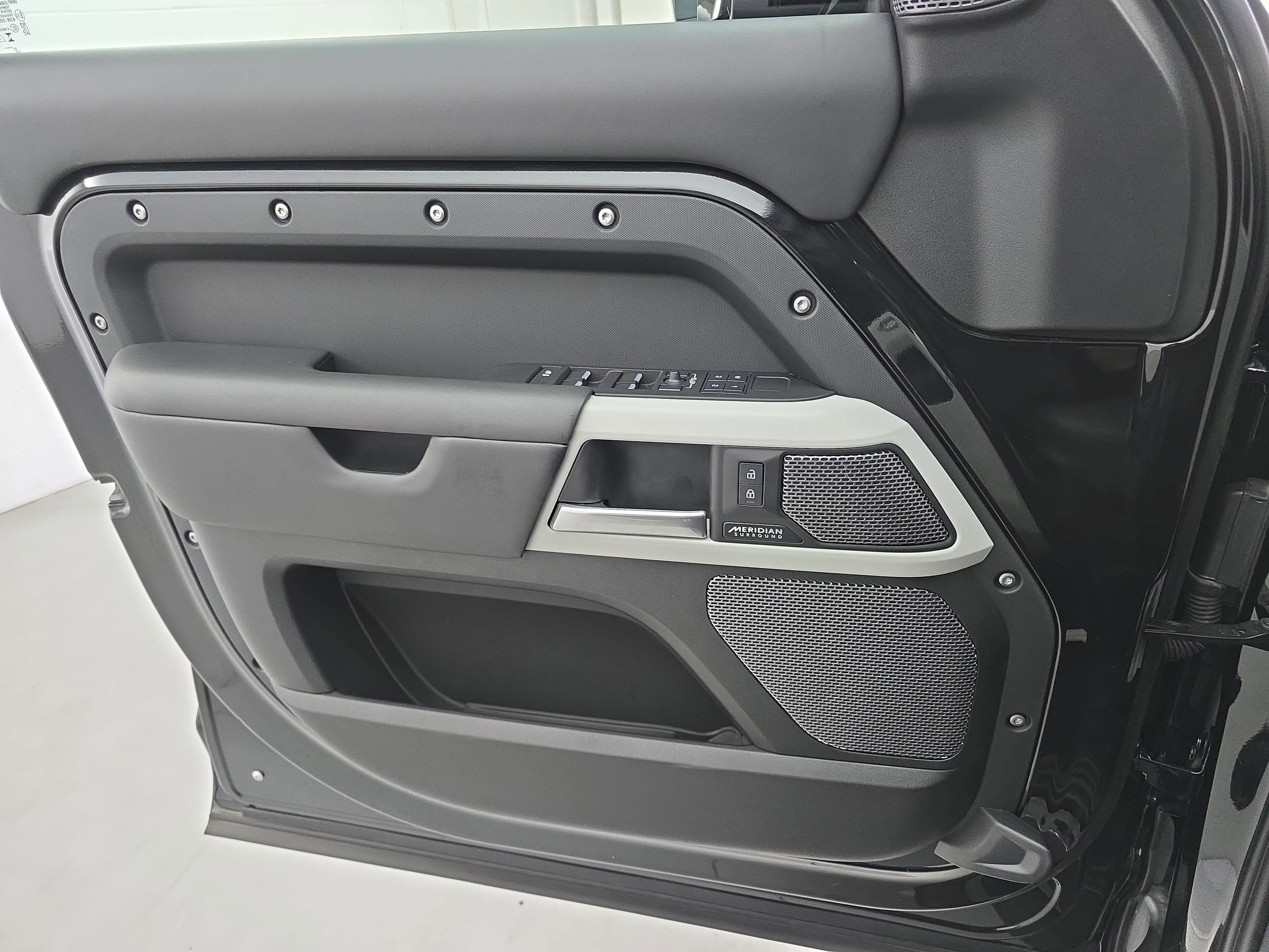 2024 Land Rover Defender SE