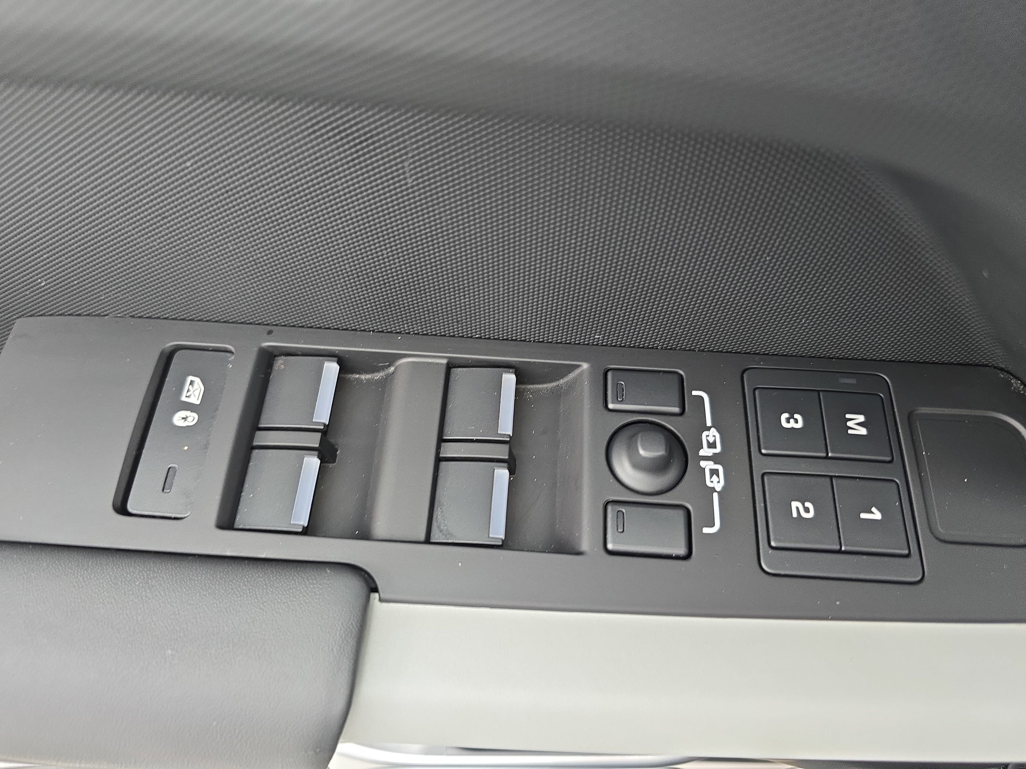 2024 Land Rover Defender SE