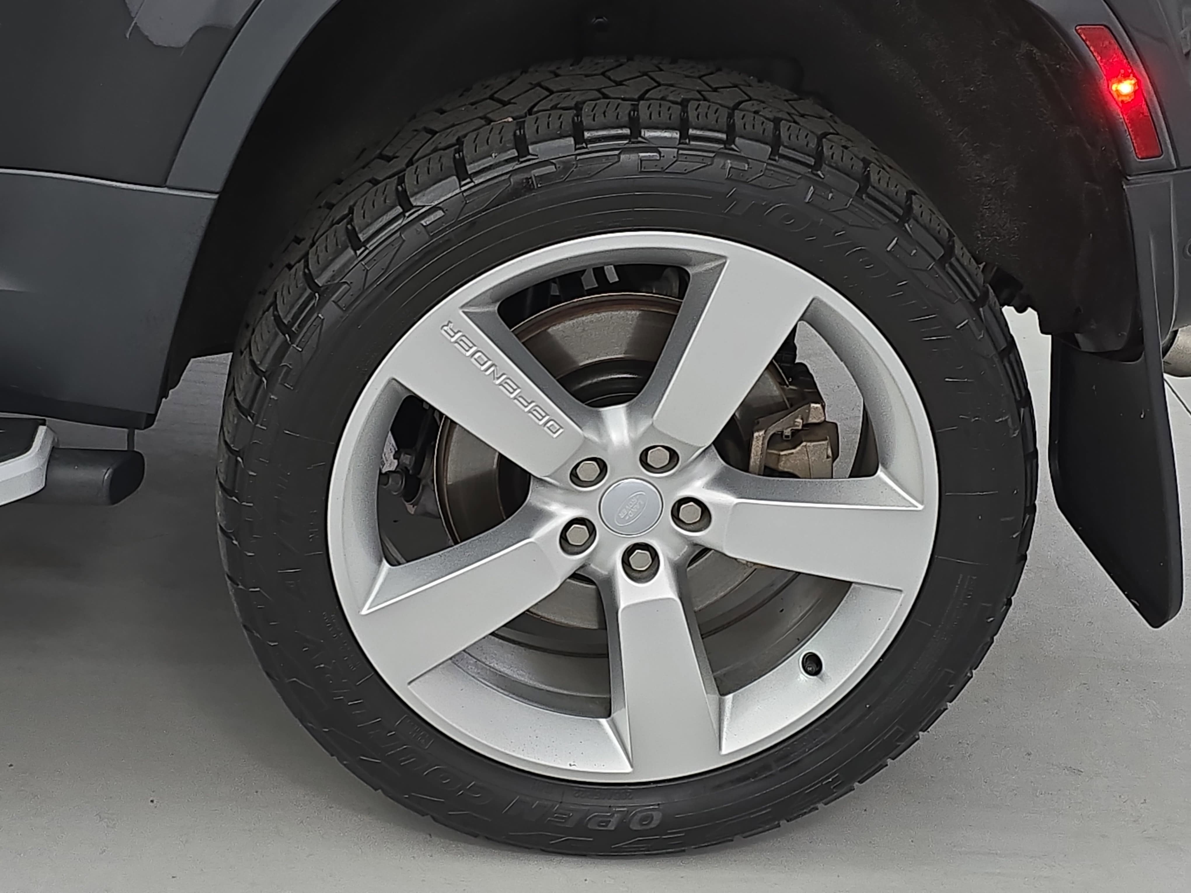 2024 Land Rover Defender SE