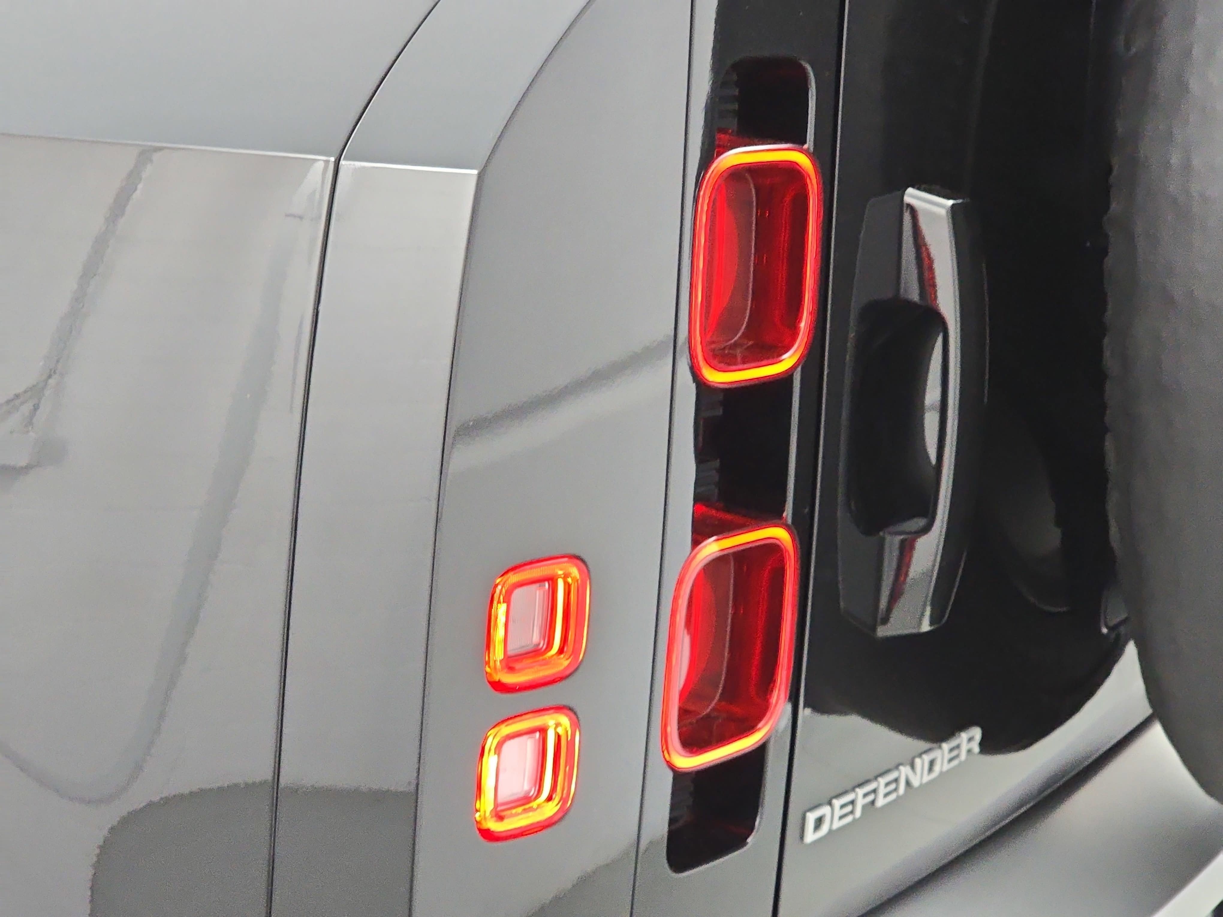 2024 Land Rover Defender SE