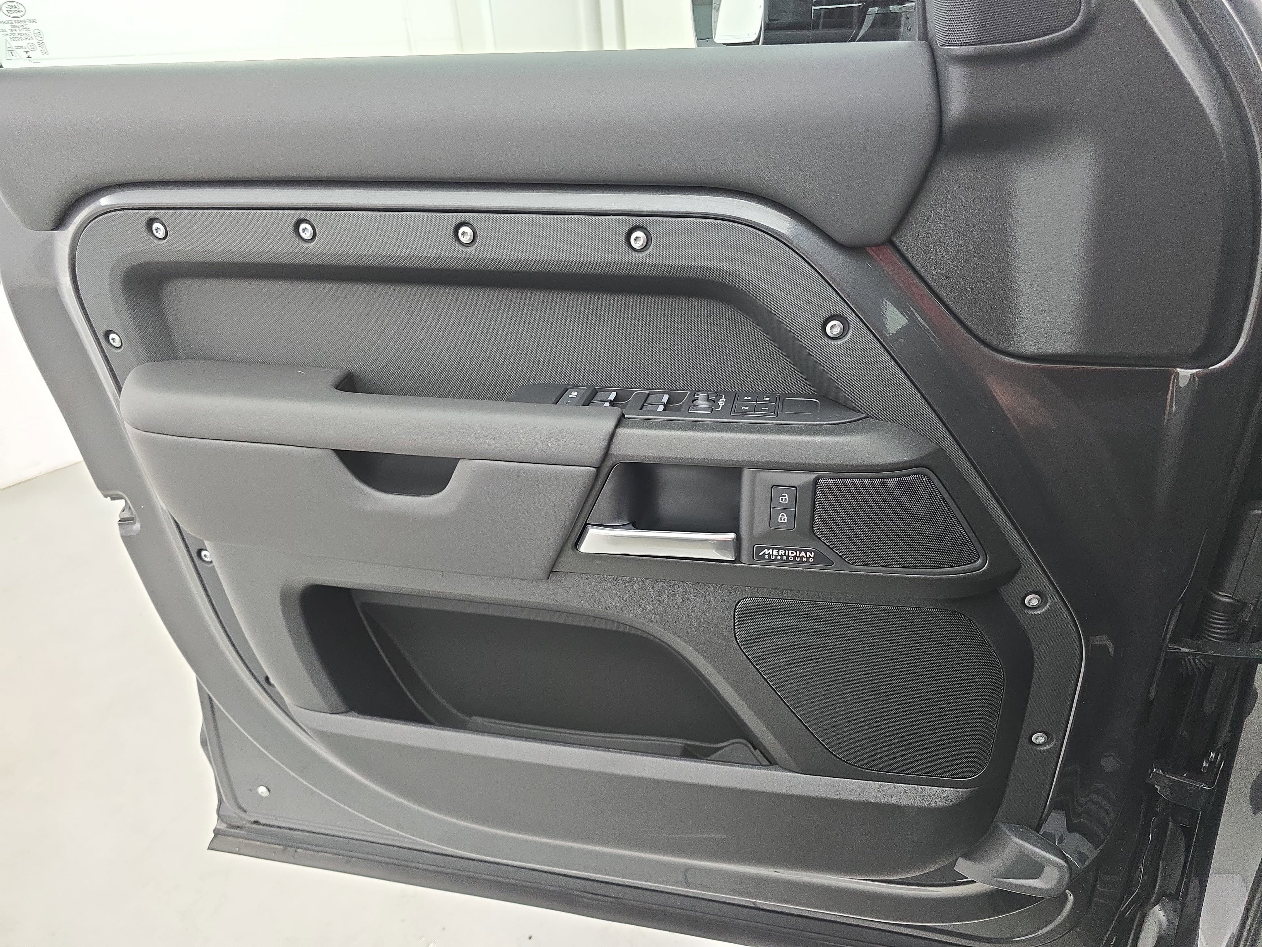 2025 Land Rover Defender V8