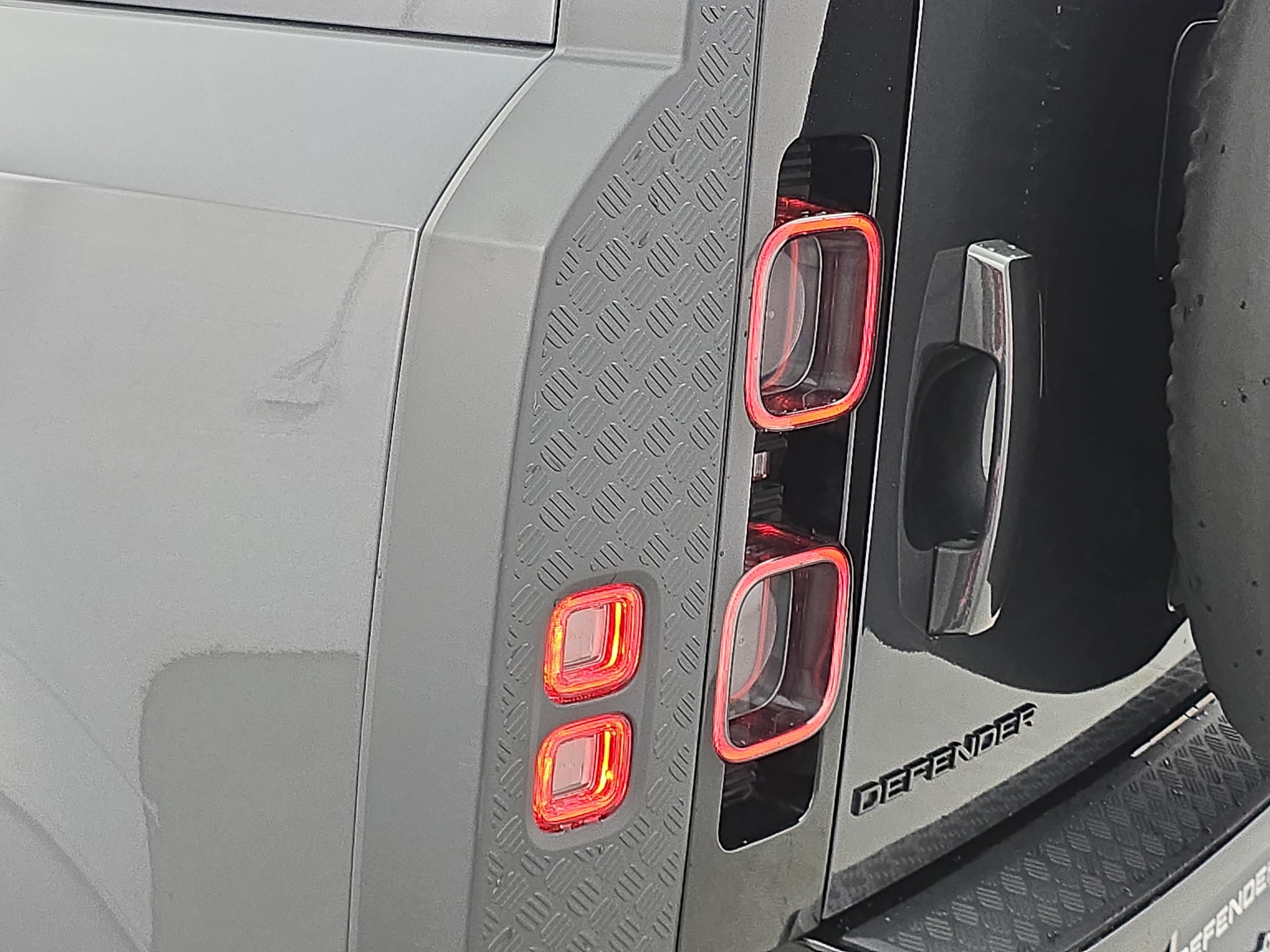 2025 Land Rover Defender V8