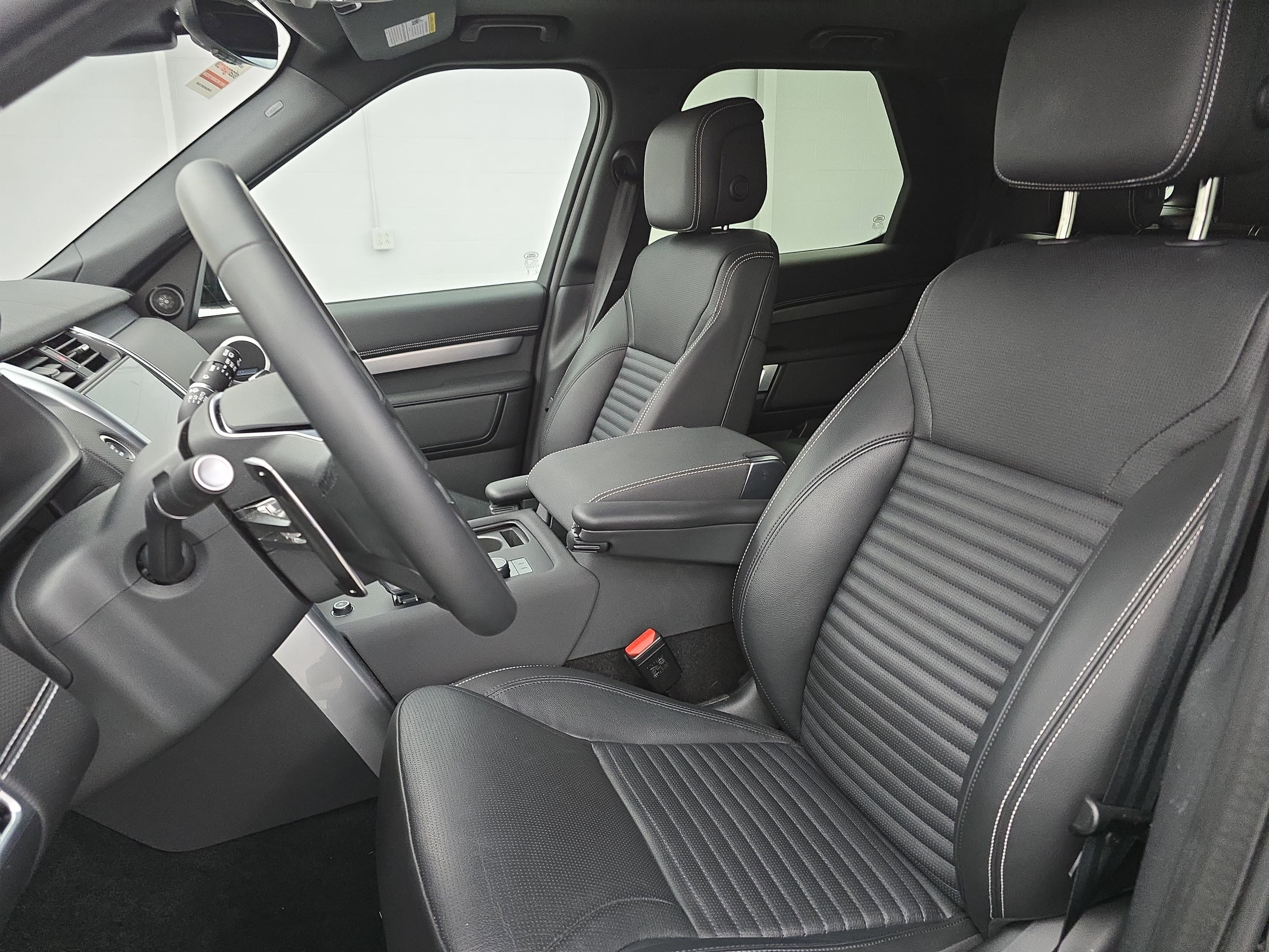 2025 Land Rover Discovery Dynamic SE