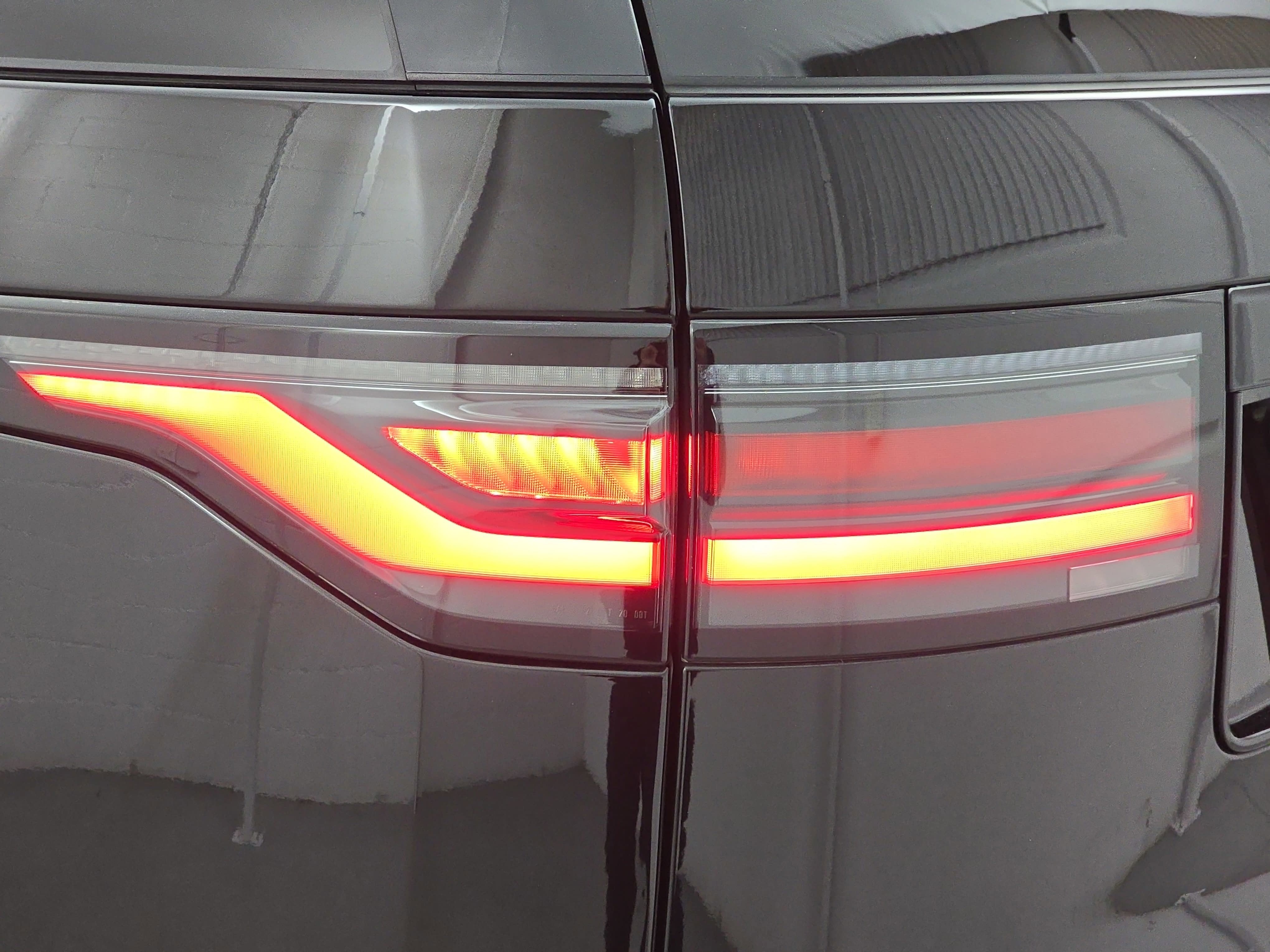 2025 Land Rover Discovery Dynamic SE