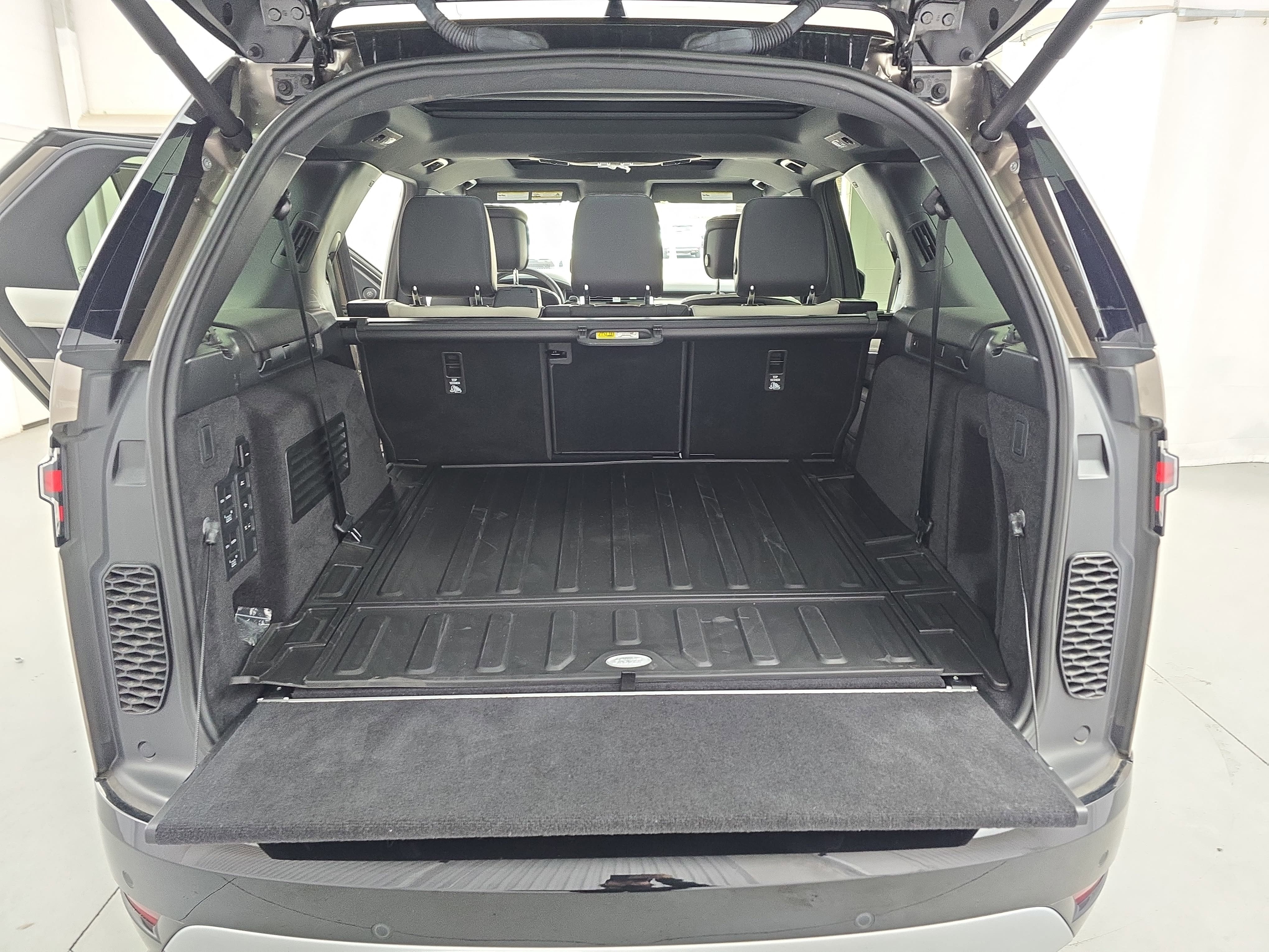 2024 Land Rover Discovery Metropolitan Edition