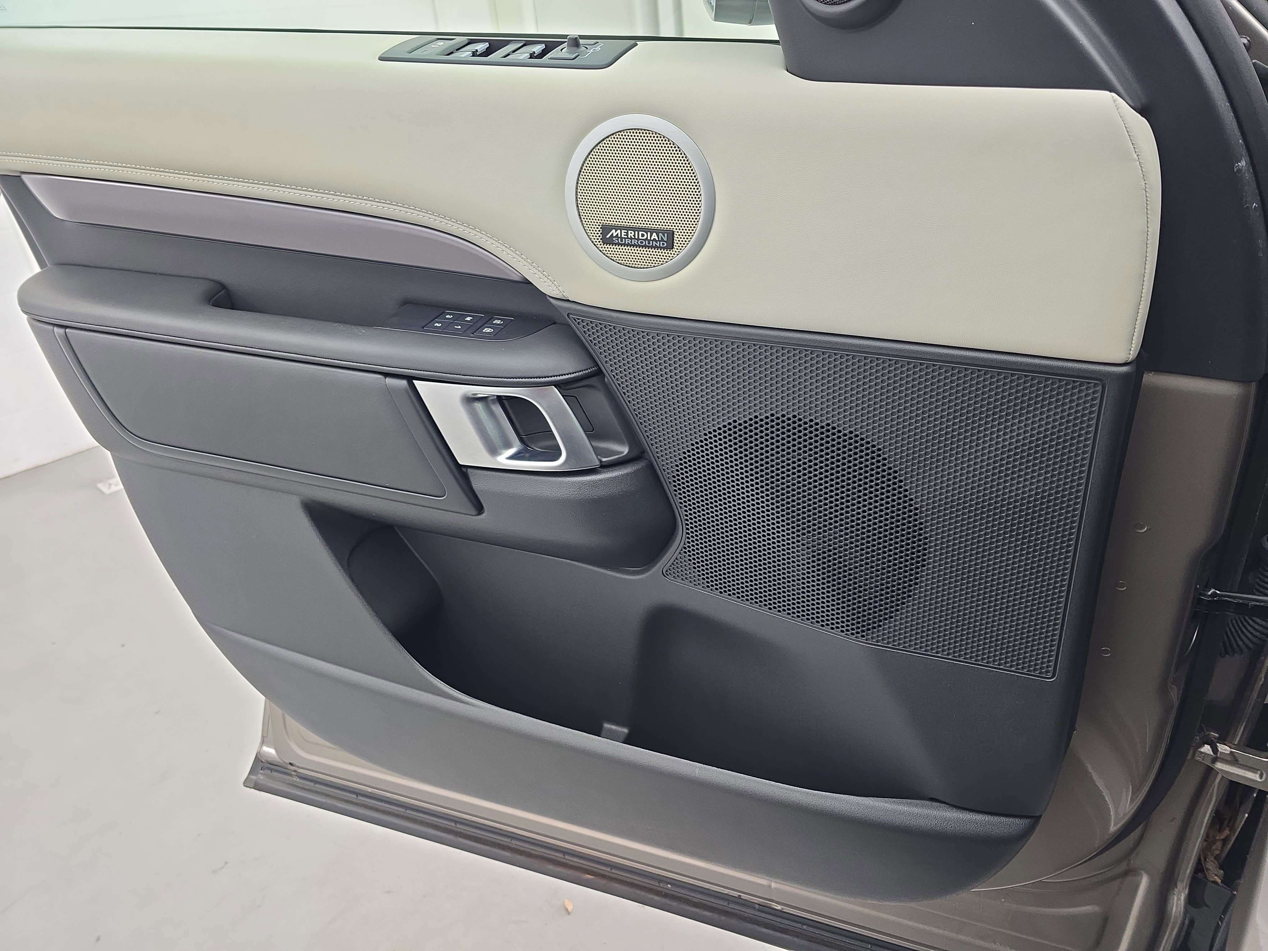 2024 Land Rover Discovery Metropolitan Edition