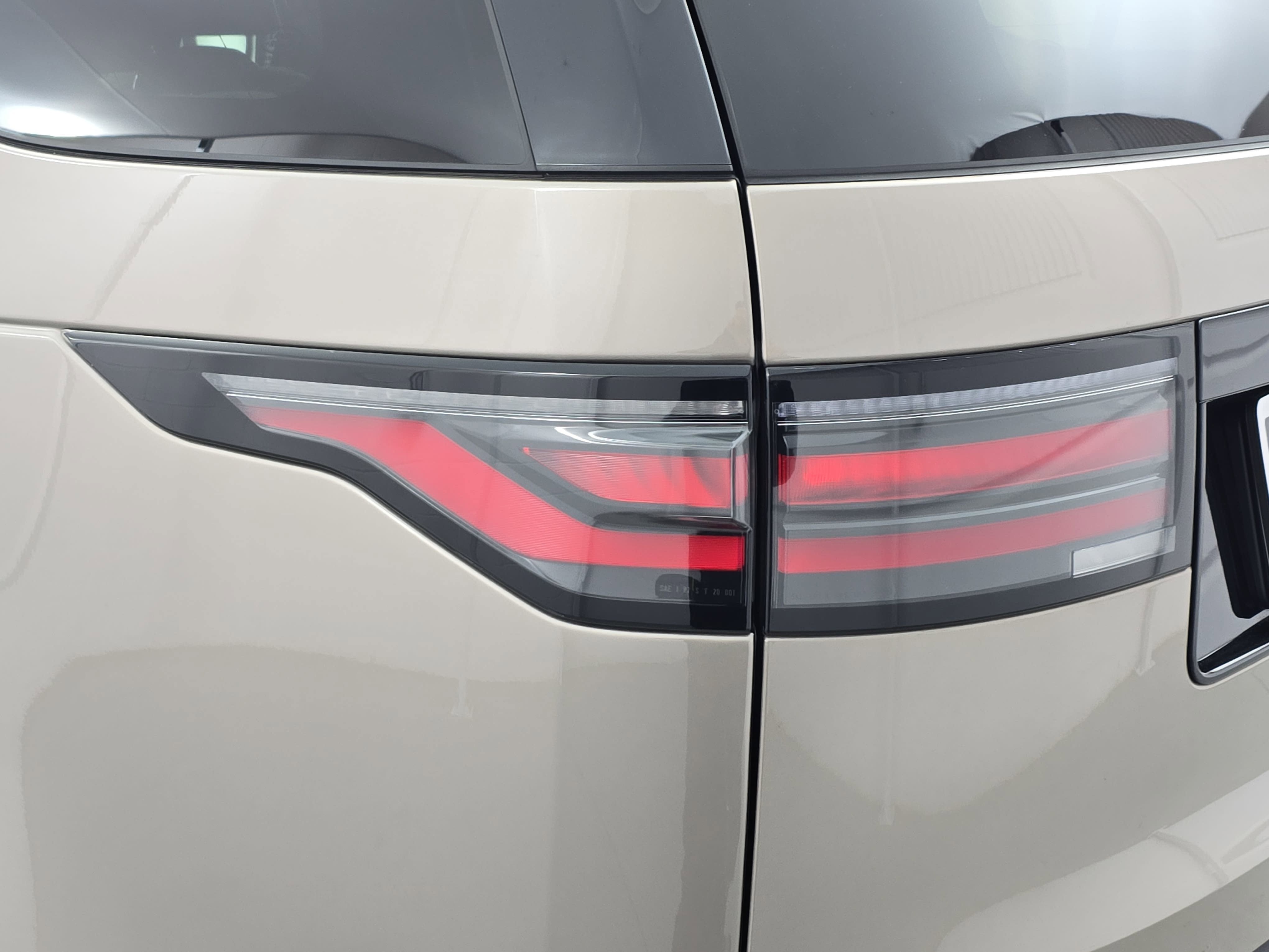 2024 Land Rover Discovery Metropolitan Edition