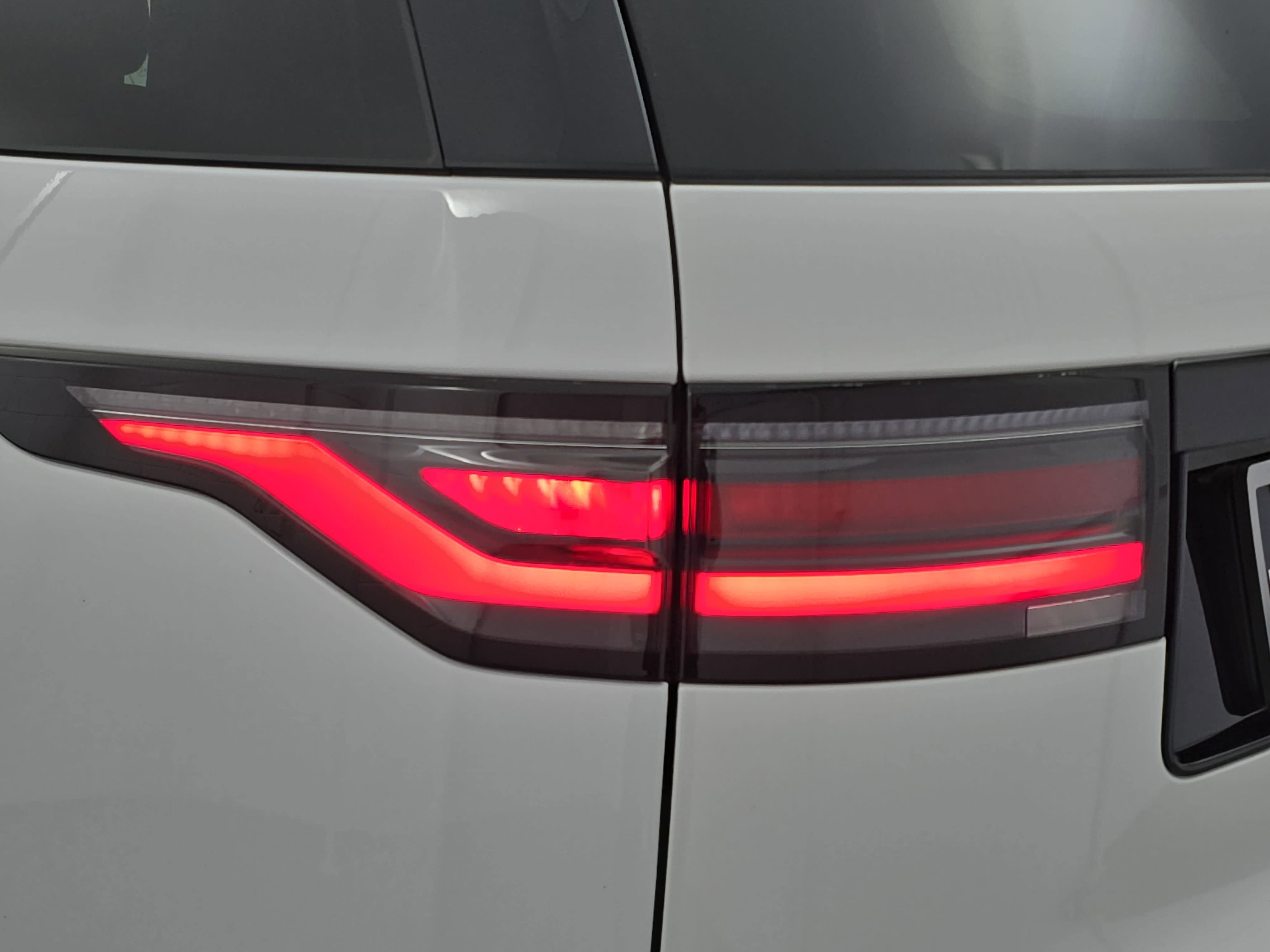 2024 Land Rover Discovery Metropolitan Edition