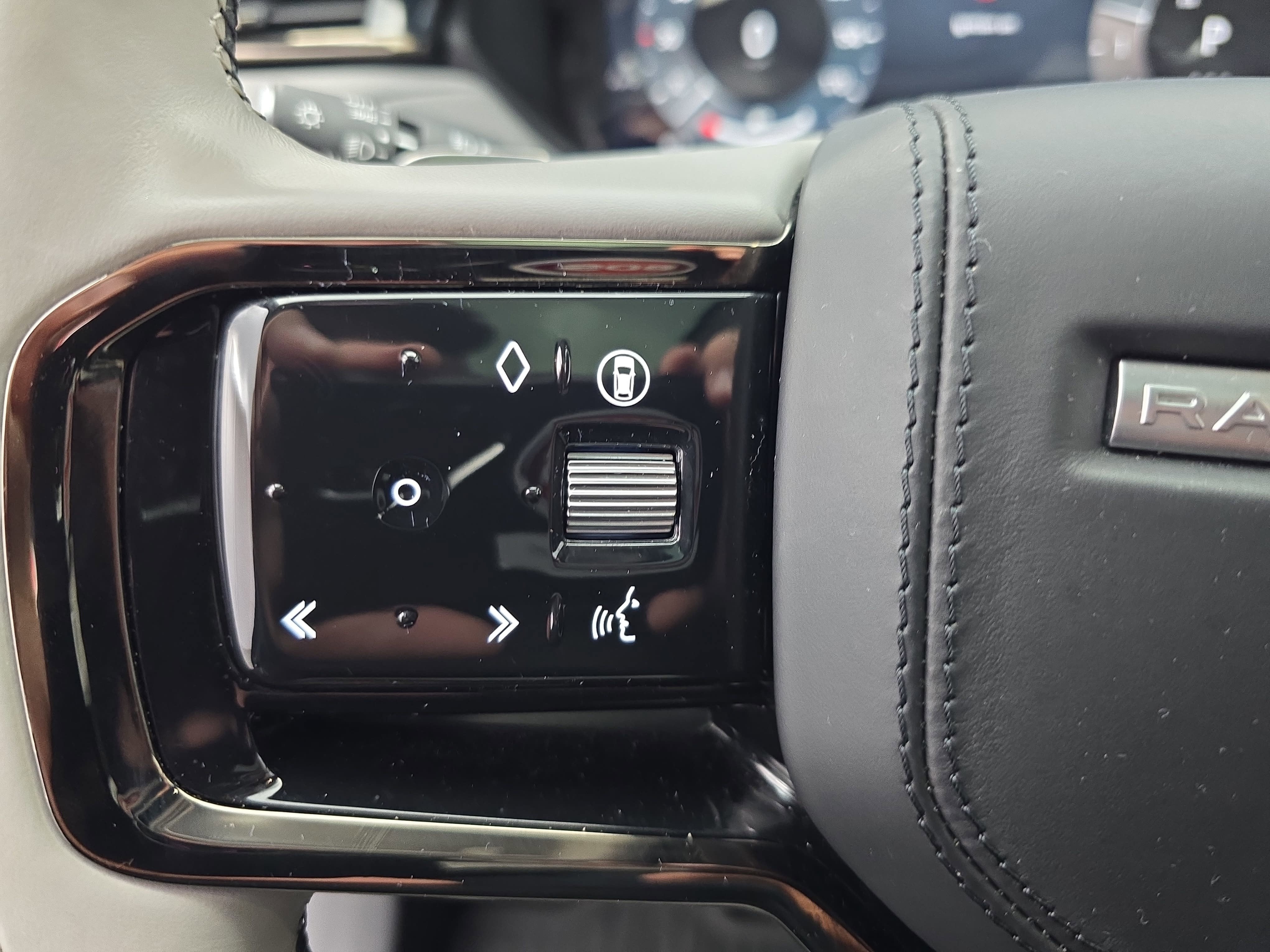 2025 Land Rover Range Rover Velar Dynamic SE