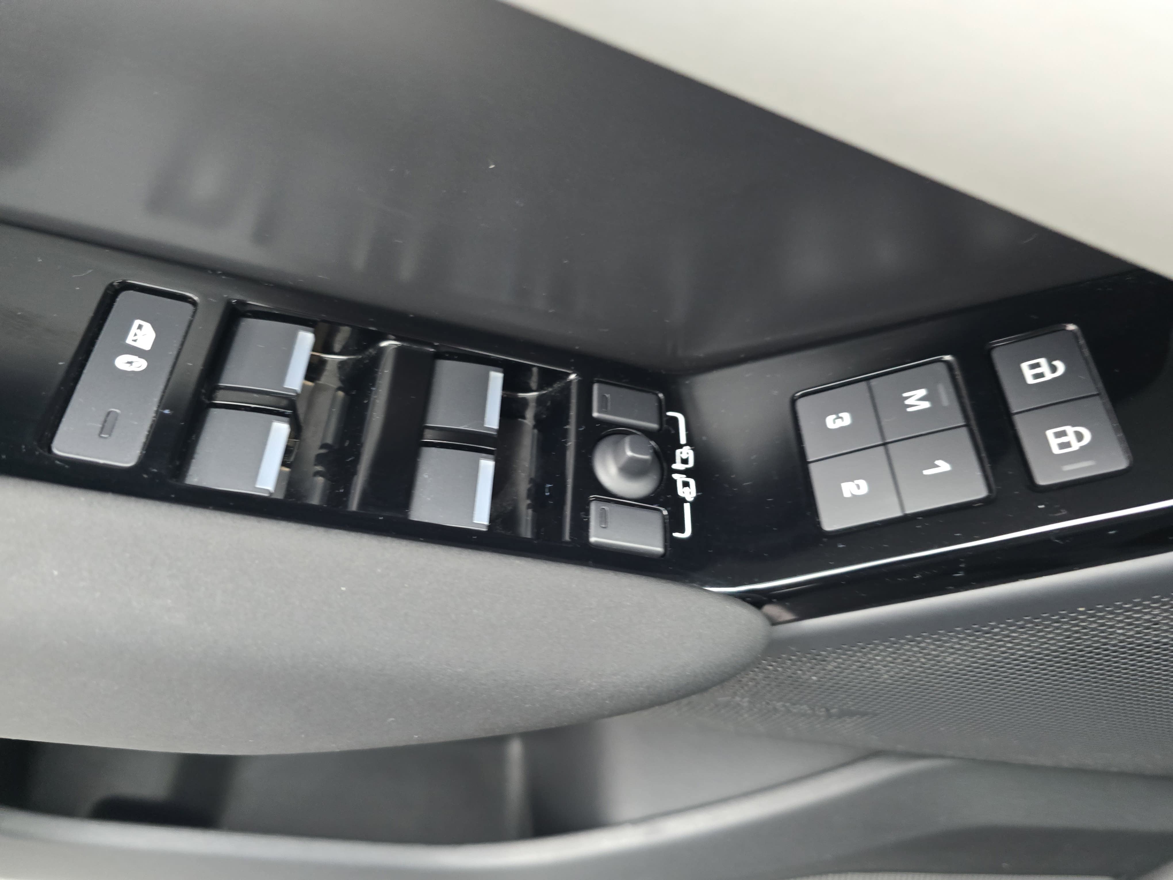 2025 Land Rover Range Rover Velar Dynamic SE