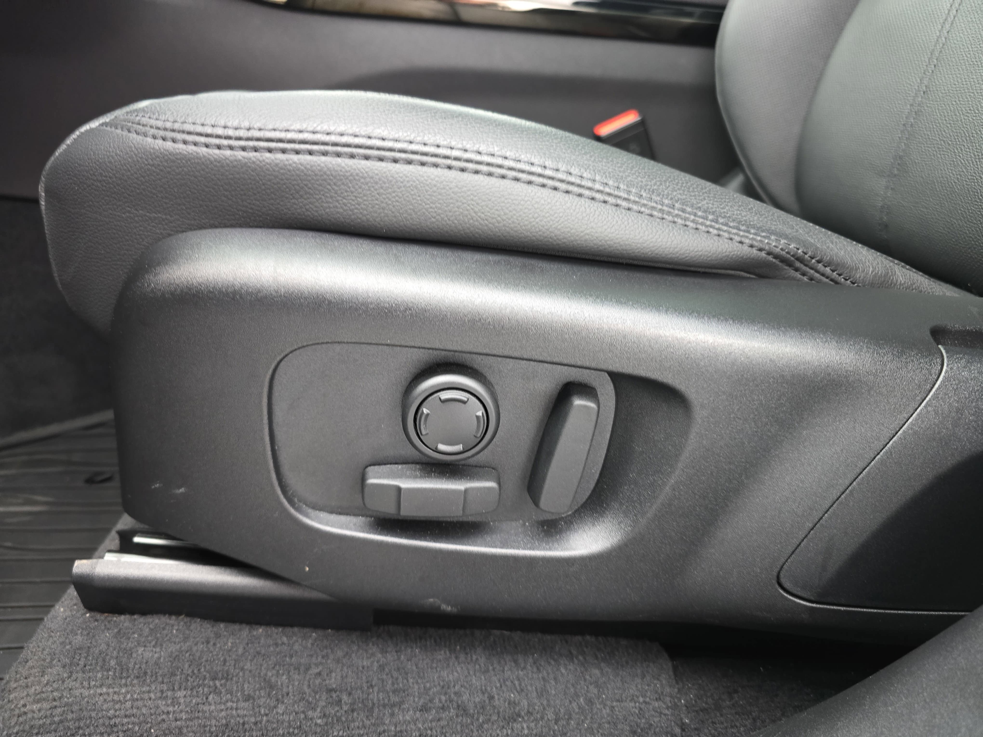 2025 Land Rover Range Rover Velar Dynamic SE