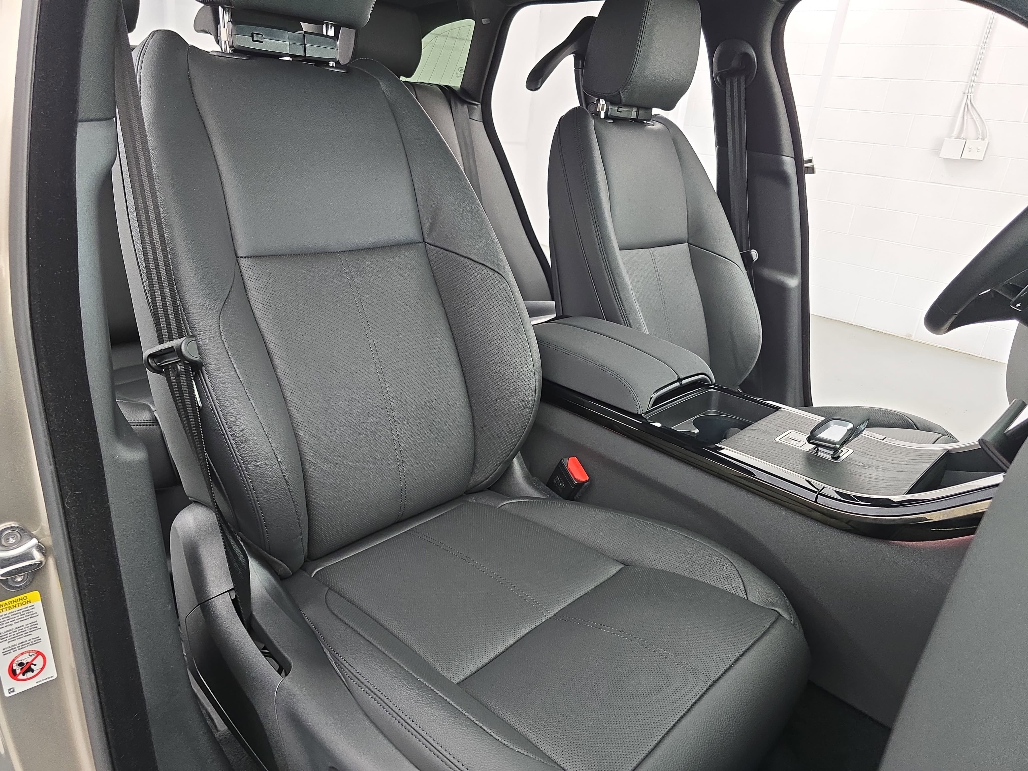 2026 Land Rover Range Rover Velar Dynamic SE