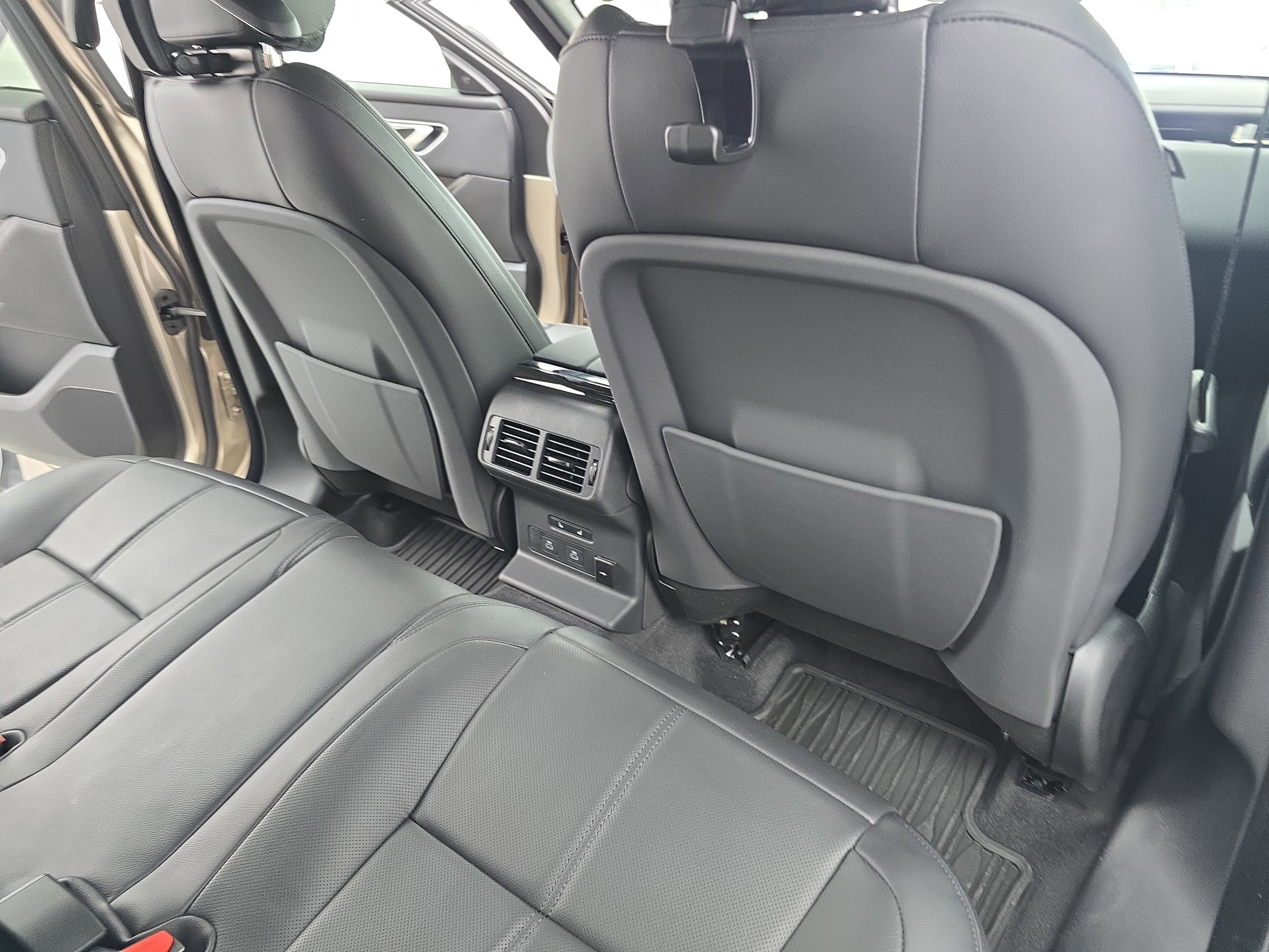 2026 Land Rover Range Rover Velar Dynamic SE