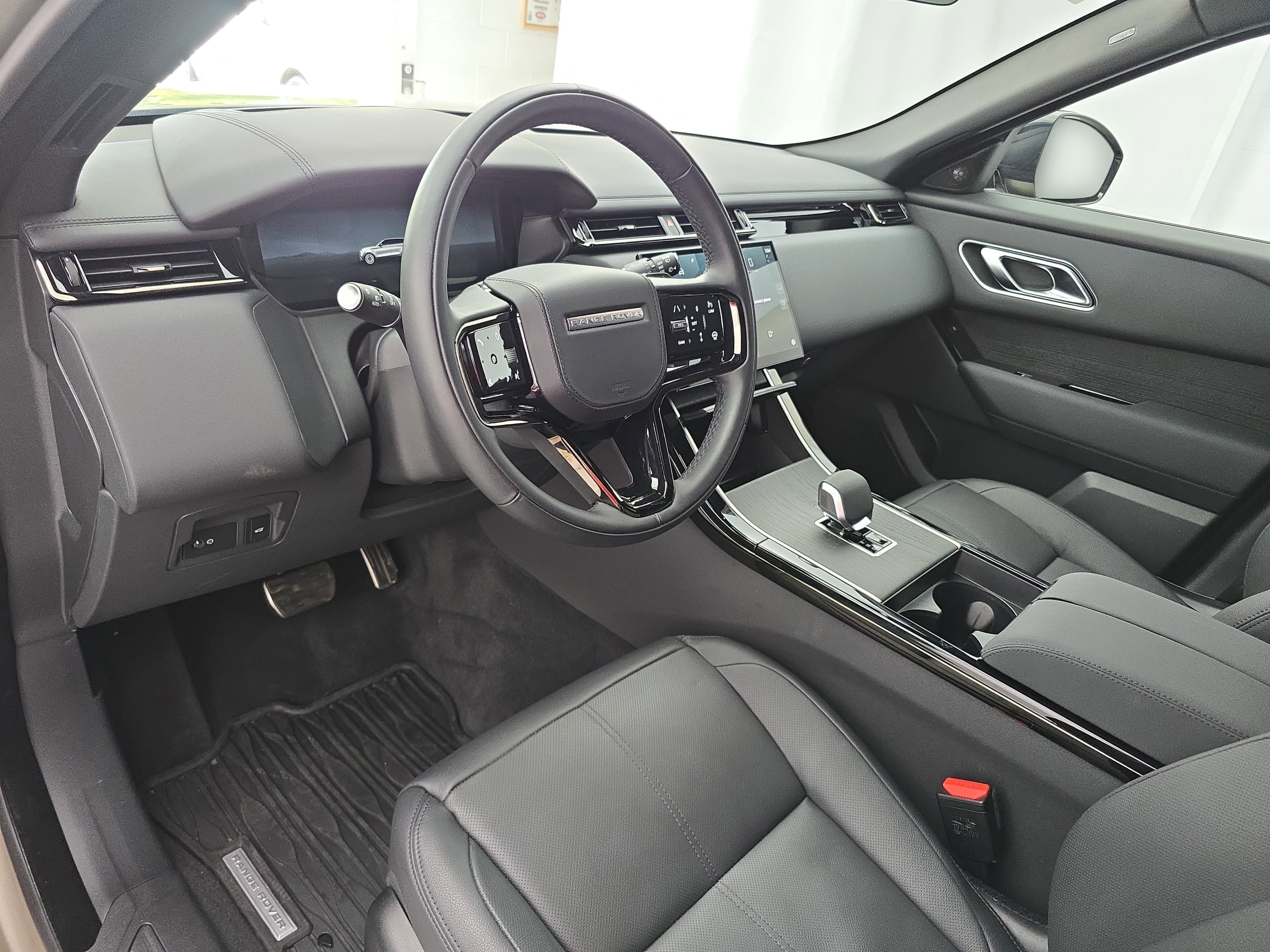 2026 Land Rover Range Rover Velar Dynamic SE