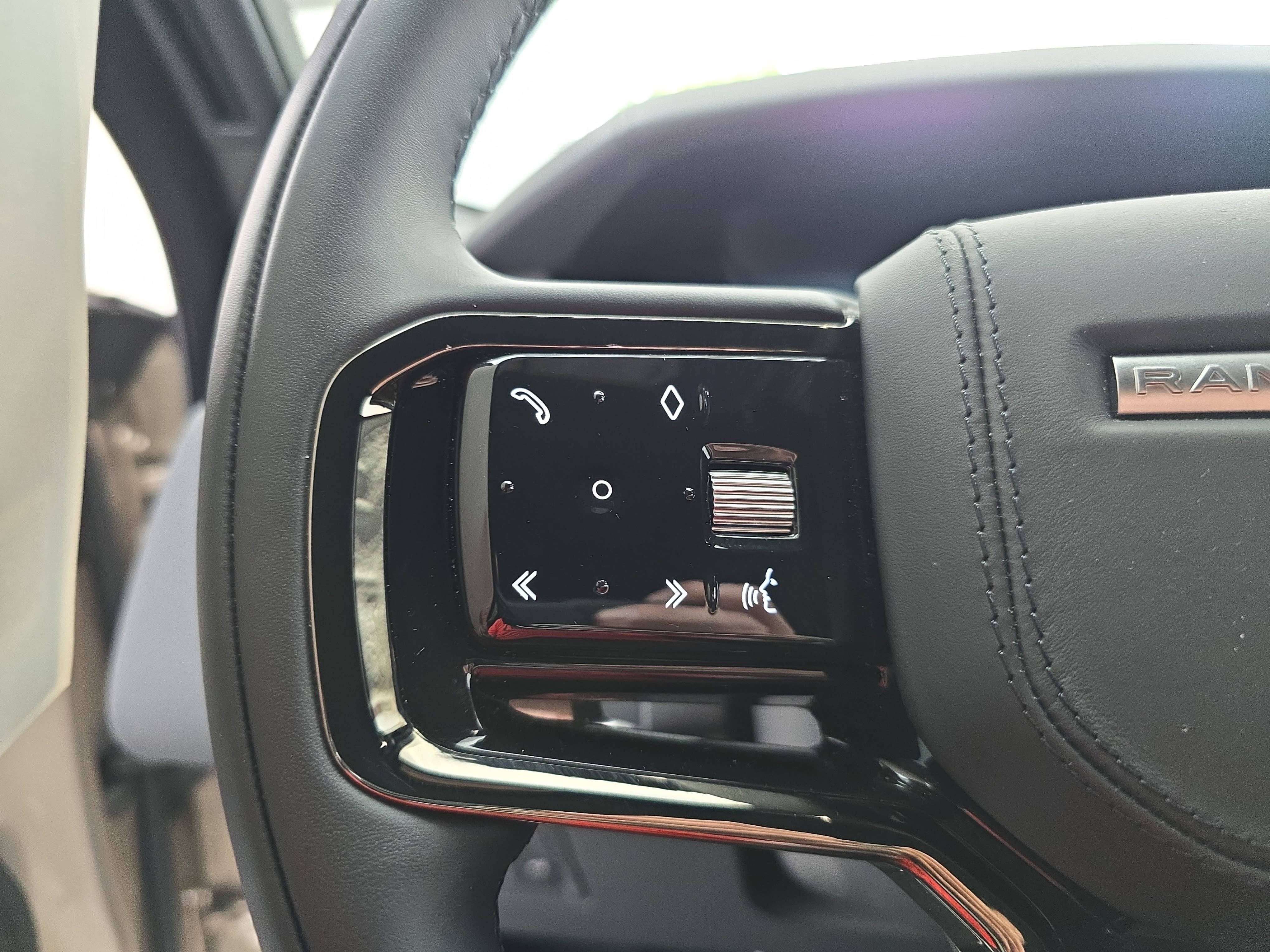 2026 Land Rover Range Rover Velar Dynamic SE