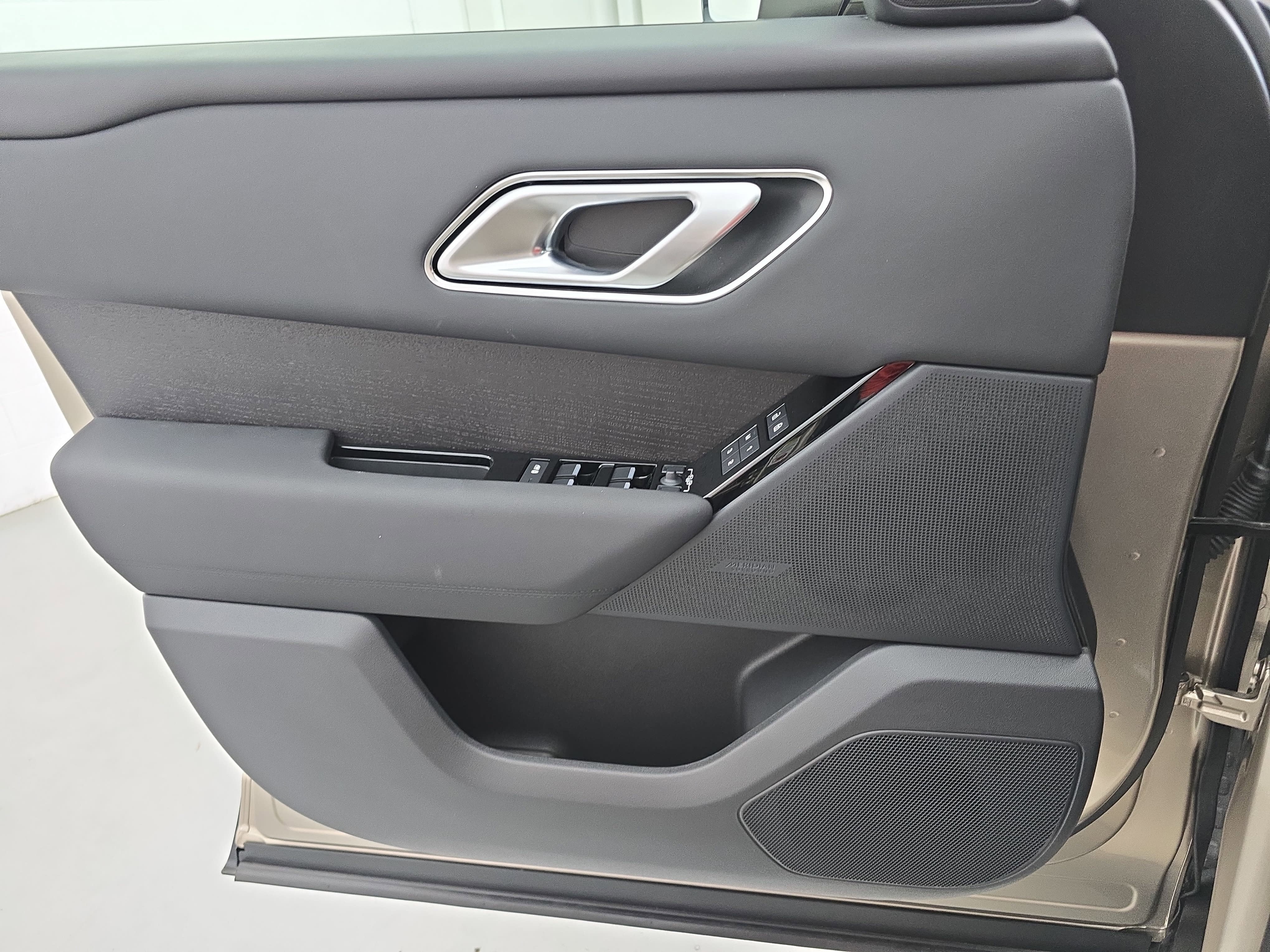 2026 Land Rover Range Rover Velar Dynamic SE