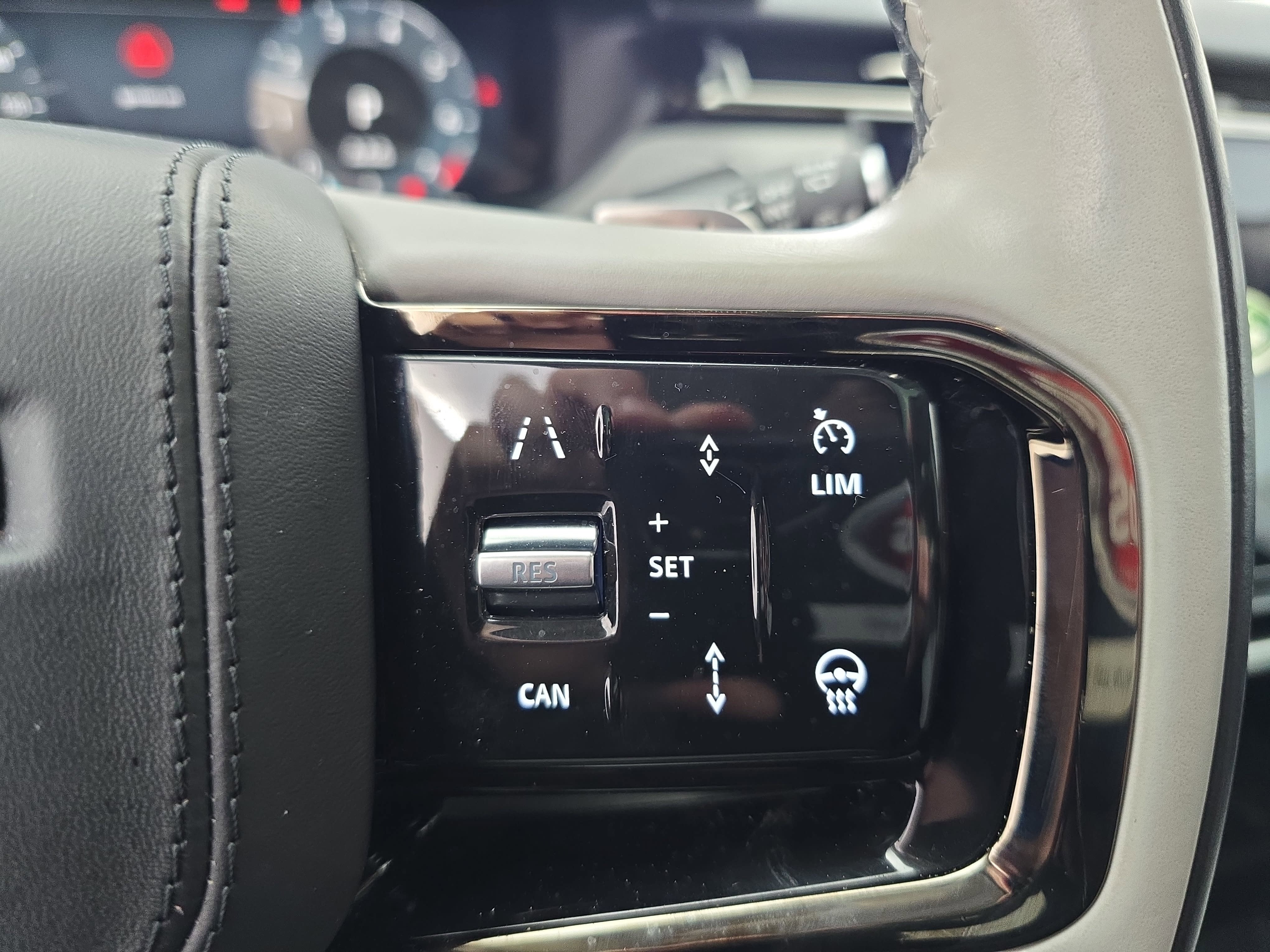 2025 Land Rover Range Rover Velar Dynamic SE