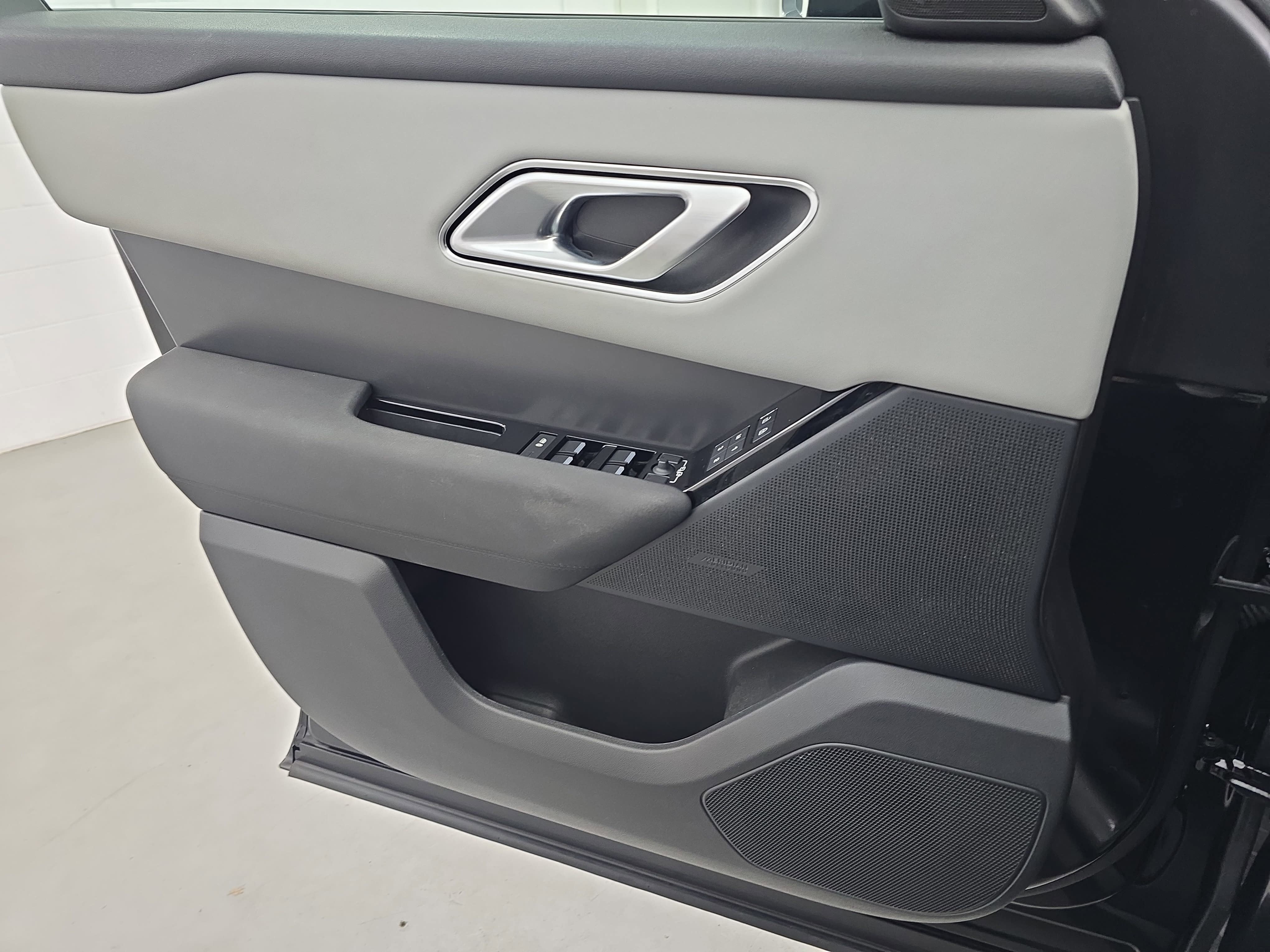 2025 Land Rover Range Rover Velar Dynamic SE