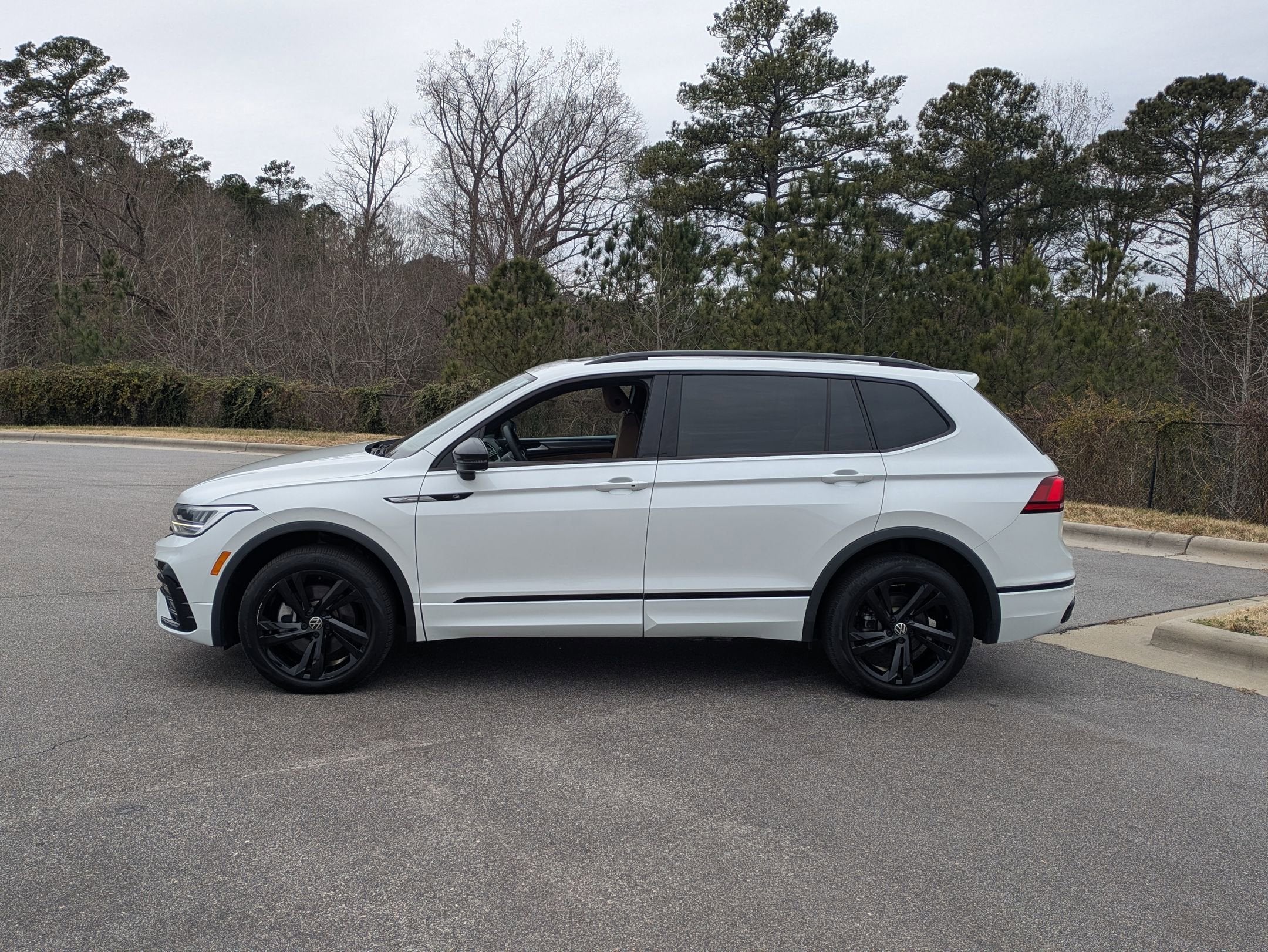 2023 Volkswagen Tiguan SE R-Line Black